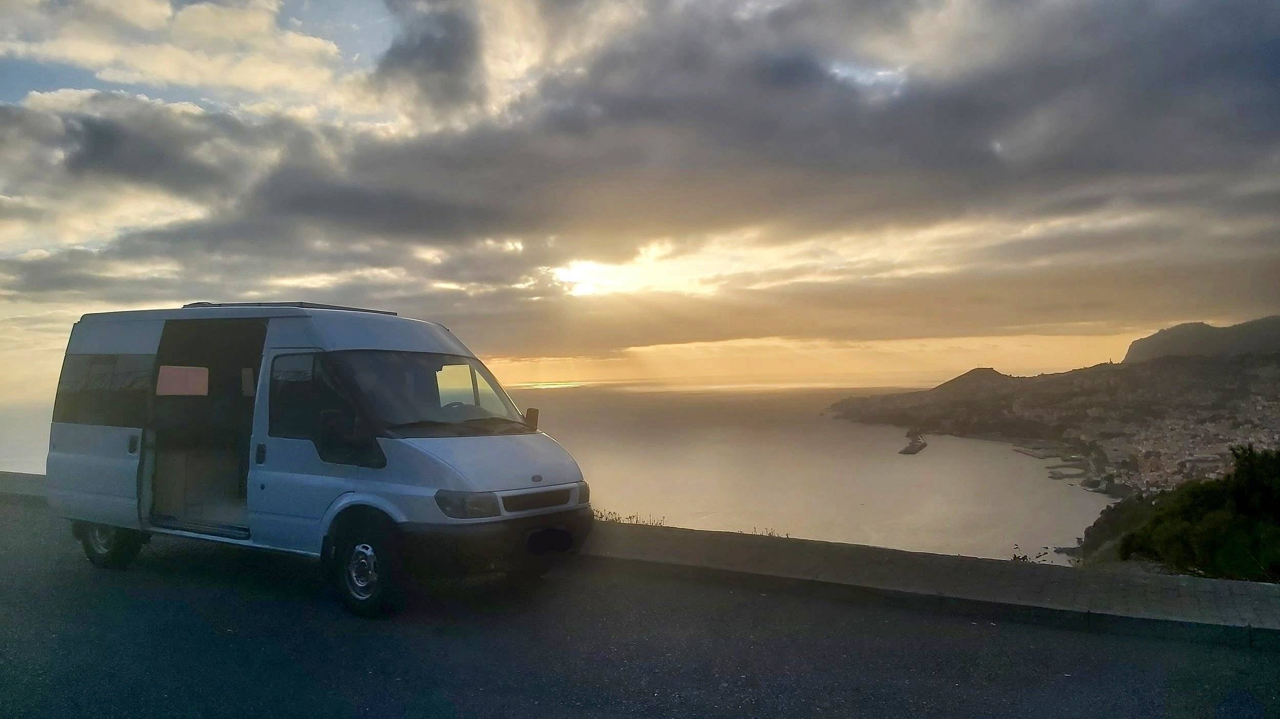 Vista frontale a ¾ Ford Transit - Yescapa