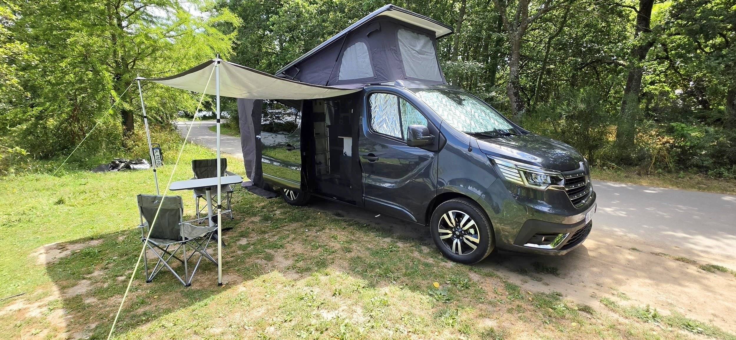 Vista del vehículo ángulo delantero Renault Trafic 3 grand confort DCI 130 cv - Yescapa