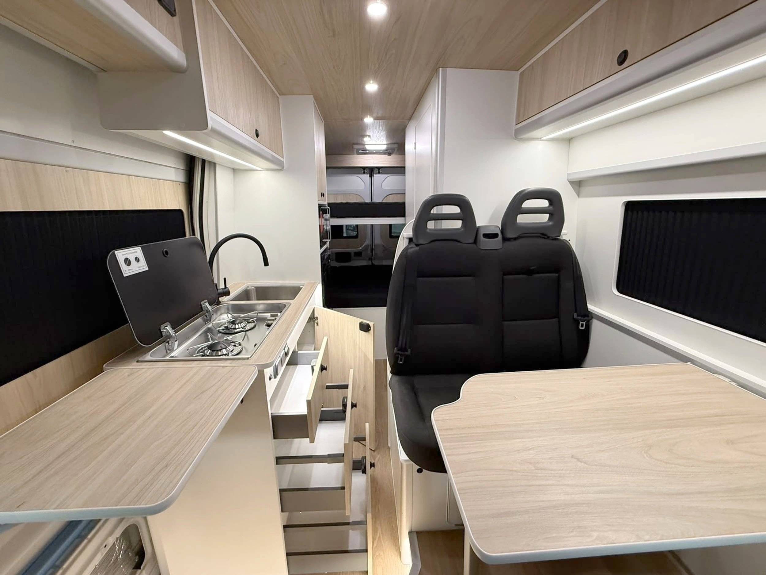 Área de jantar Fiat Ducato 2,0 l 130 ch - Yescapa