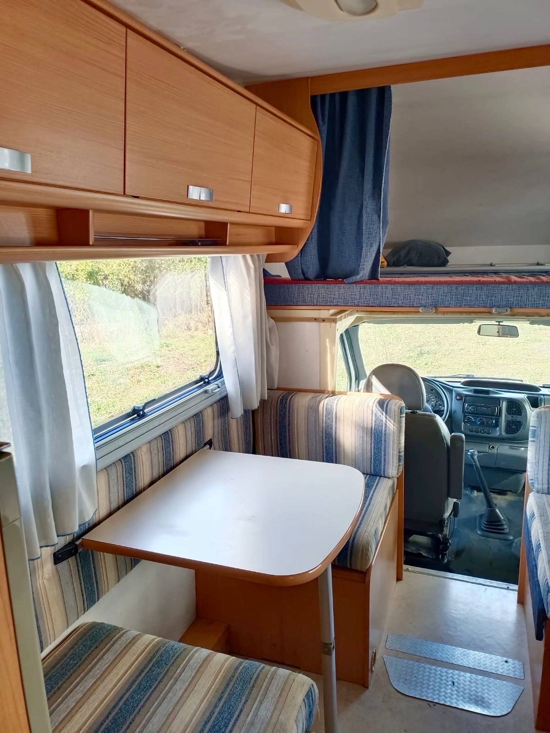 Área de jantar Ford rimor katamarano - Yescapa