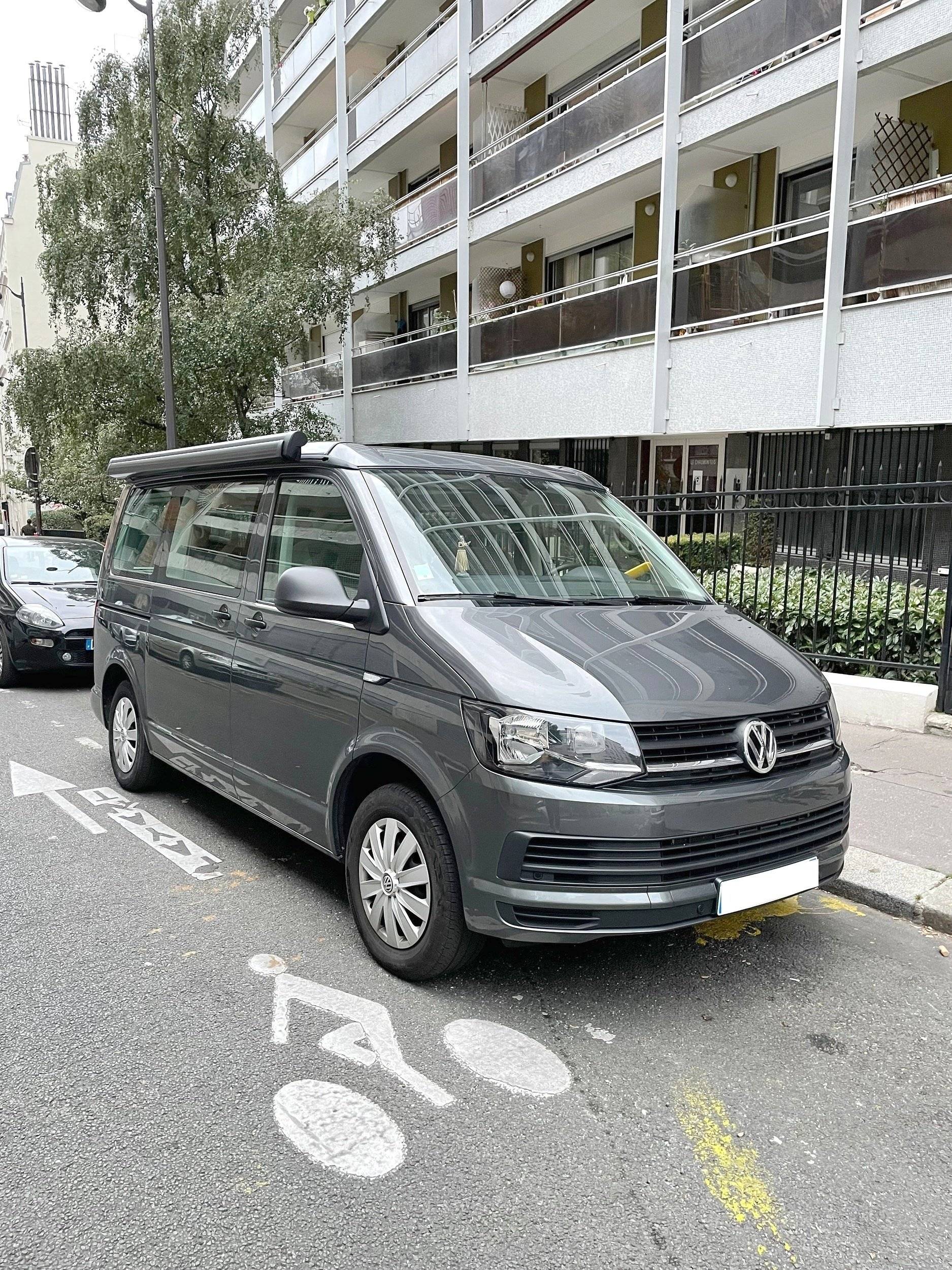 Vue avant de 3/4 Volkswagen VOLKSWAGEN CALIFORNIA - Yescapa