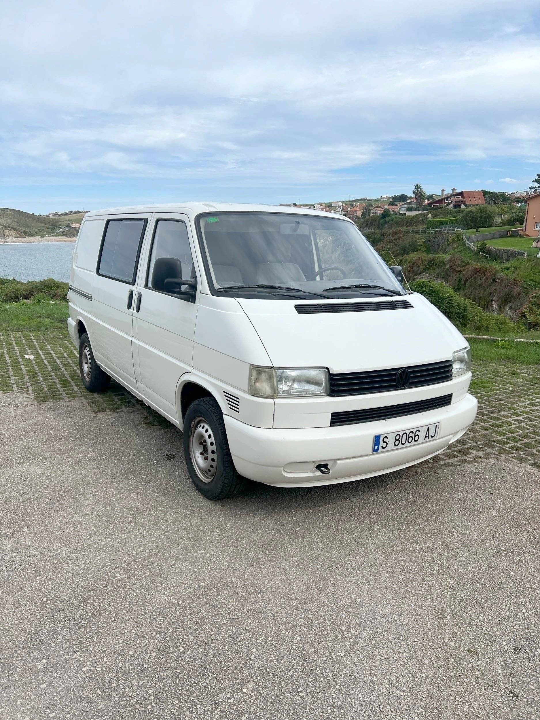 Front view from 3/4 Volkswagen Transporter T4 - Yescapa