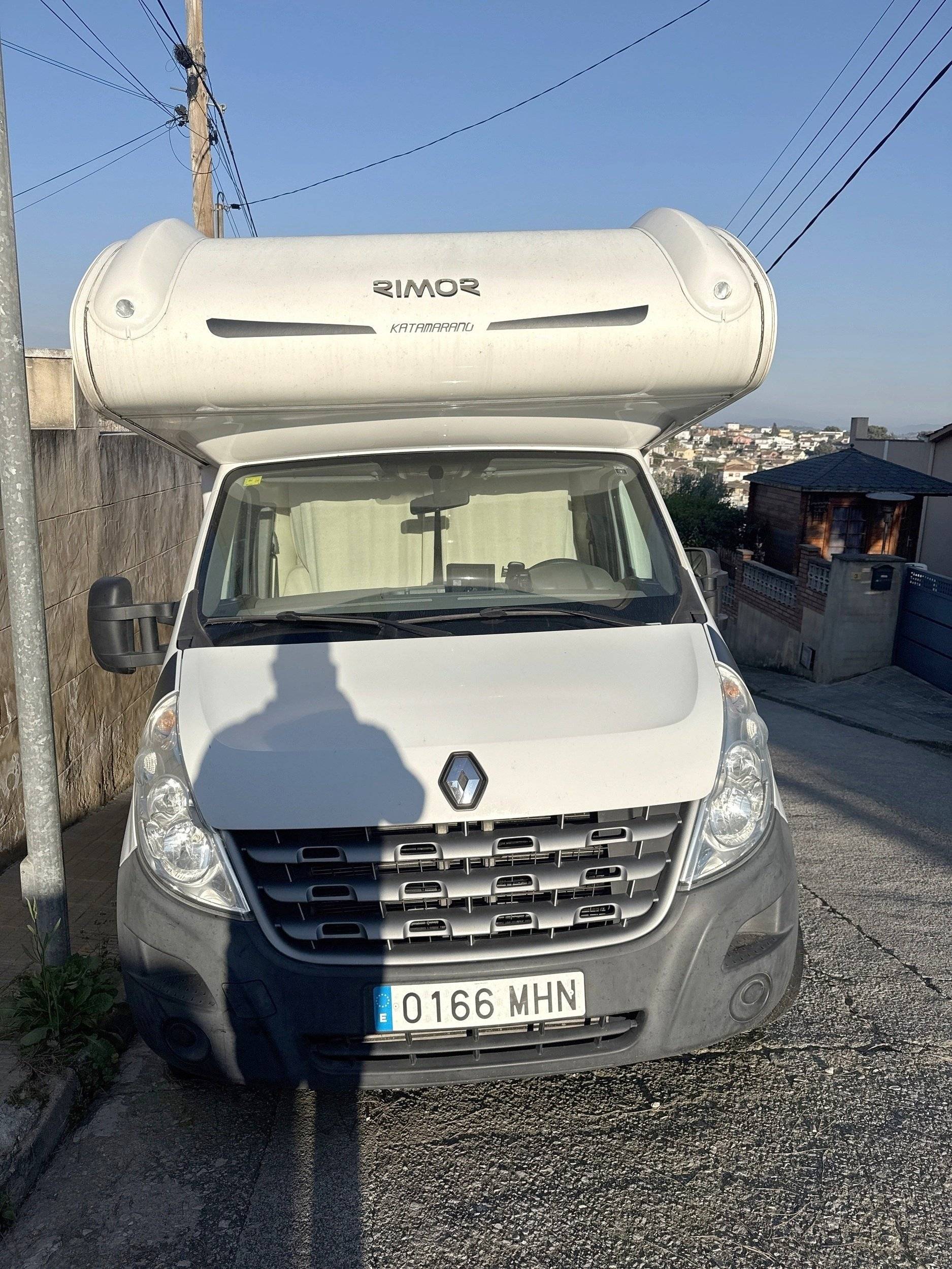 Front view from 3/4 Renault Master 2,3 l 125 ch - Yescapa