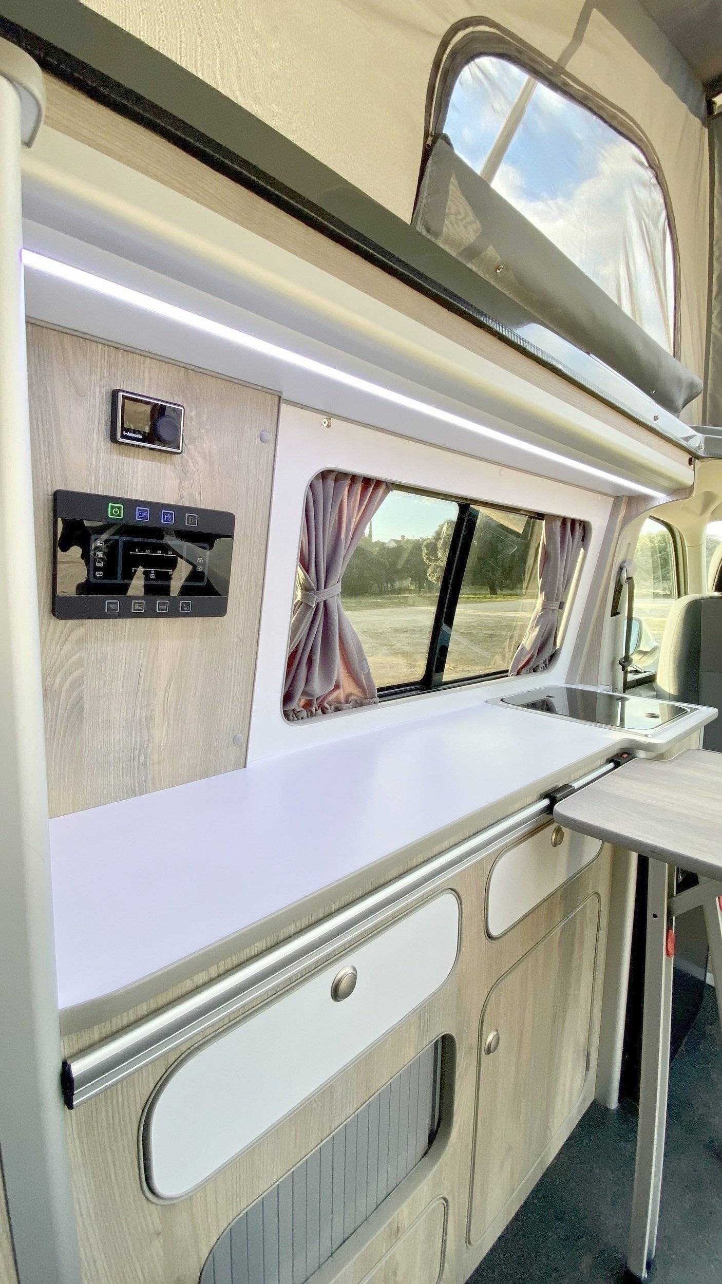 Volkswagen Transporter T6 (Amarilla)