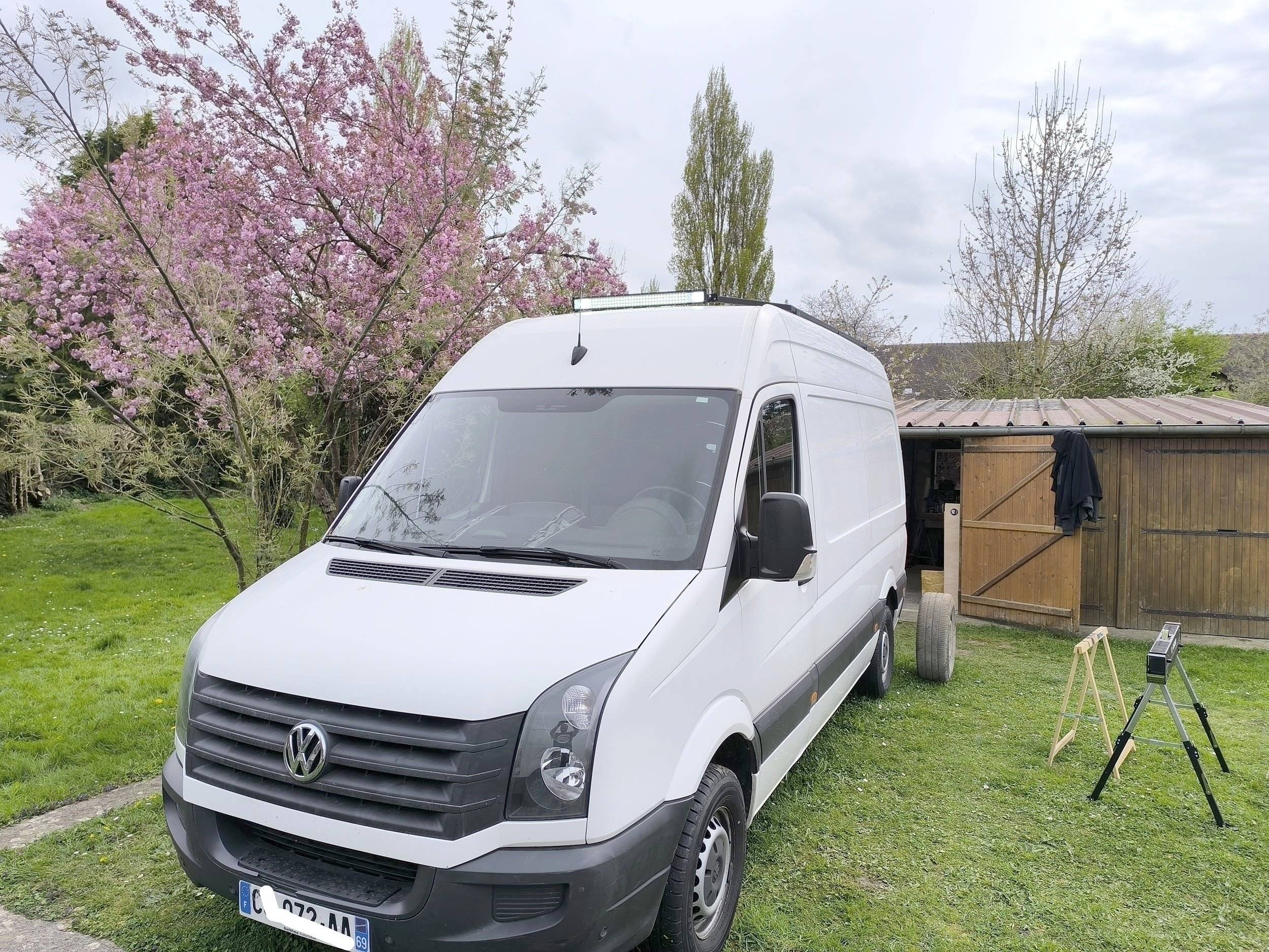 Front view from 3/4 Volkswagen Crafter 2,0 l 140 - Yescapa