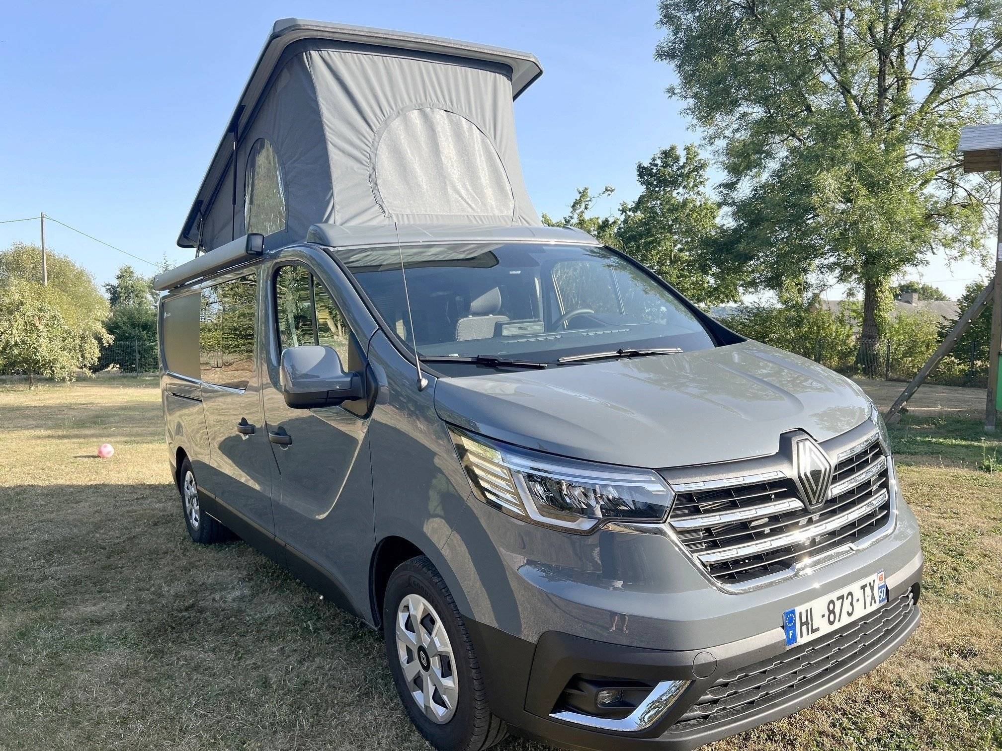 Front view from 3/4 Renault Renault Trafic III 2.0L DCI 150CV EDC BVA - Yescapa
