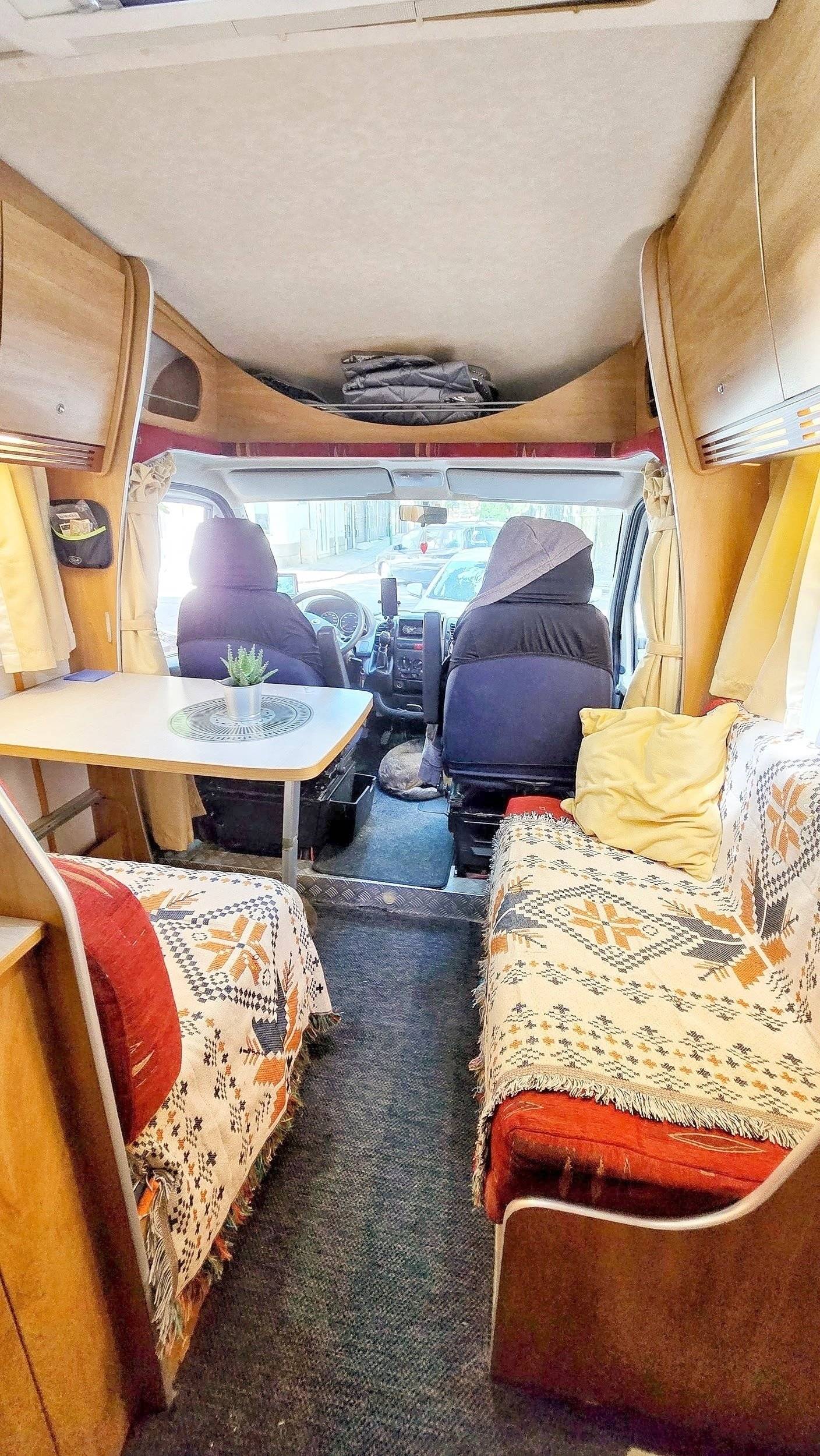 Dining Area Fiat Ducato 2.8l JTD - Yescapa