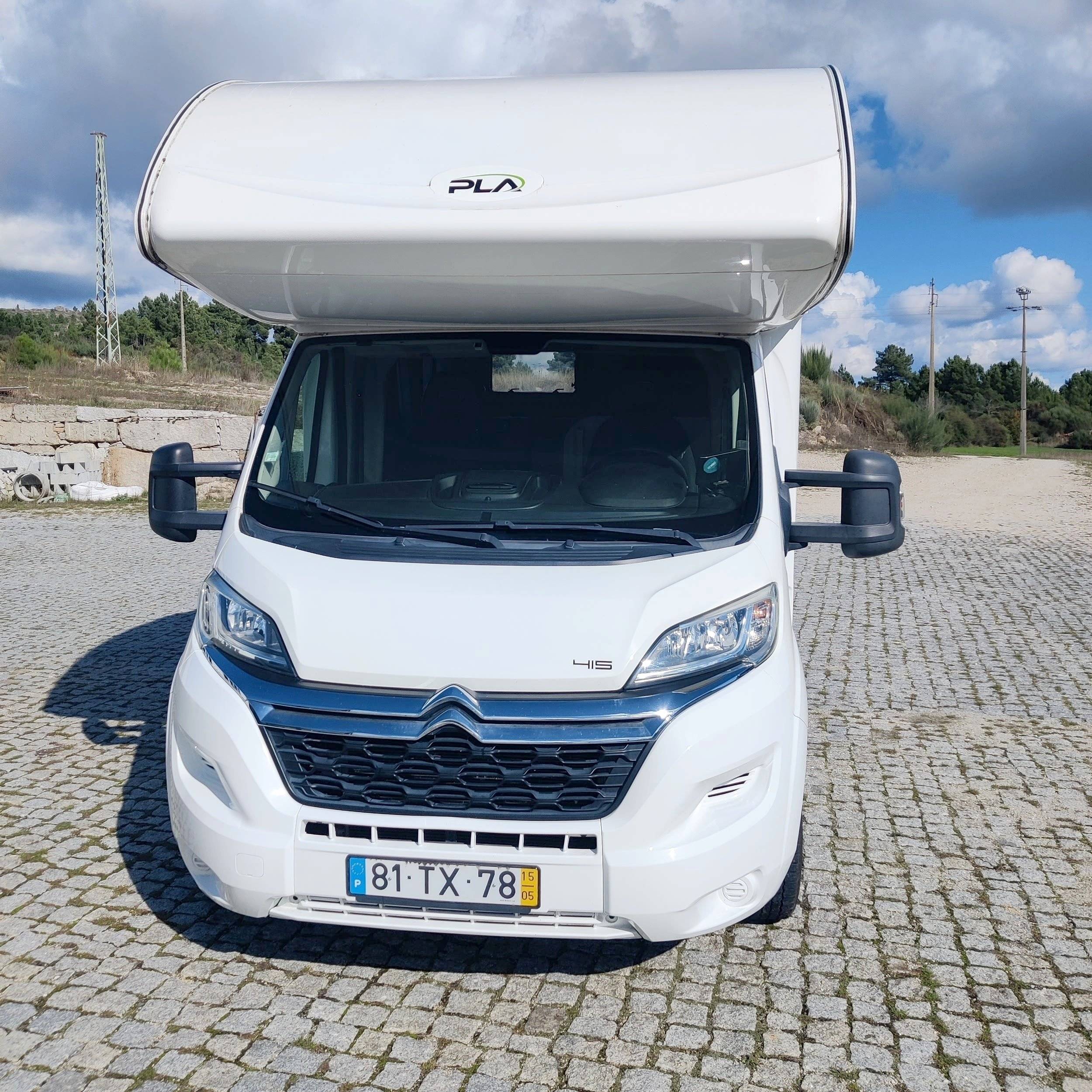 Front view from 3/4 Citroën Jumper 2,0 l 130 ch - Yescapa