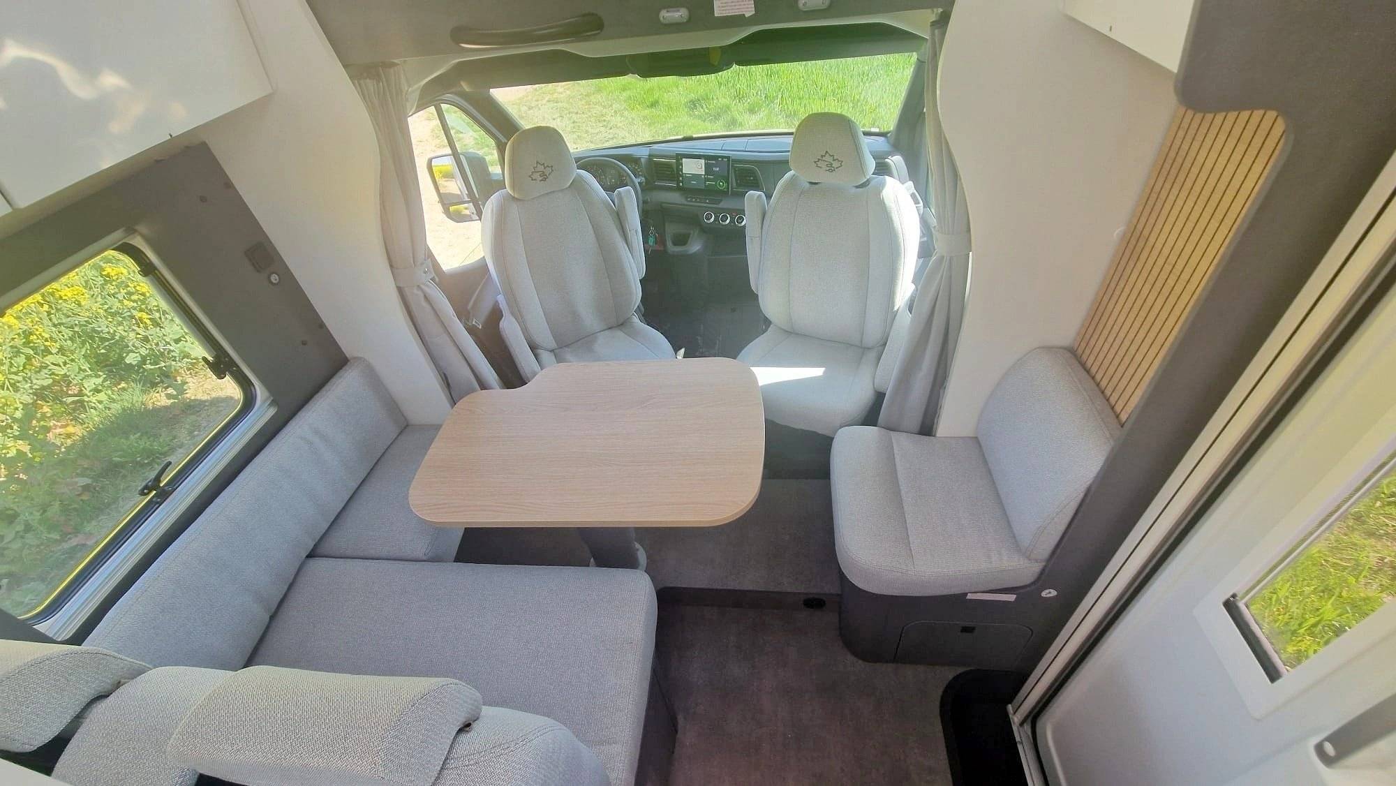 Dining Area Renault Master 3 - Yescapa