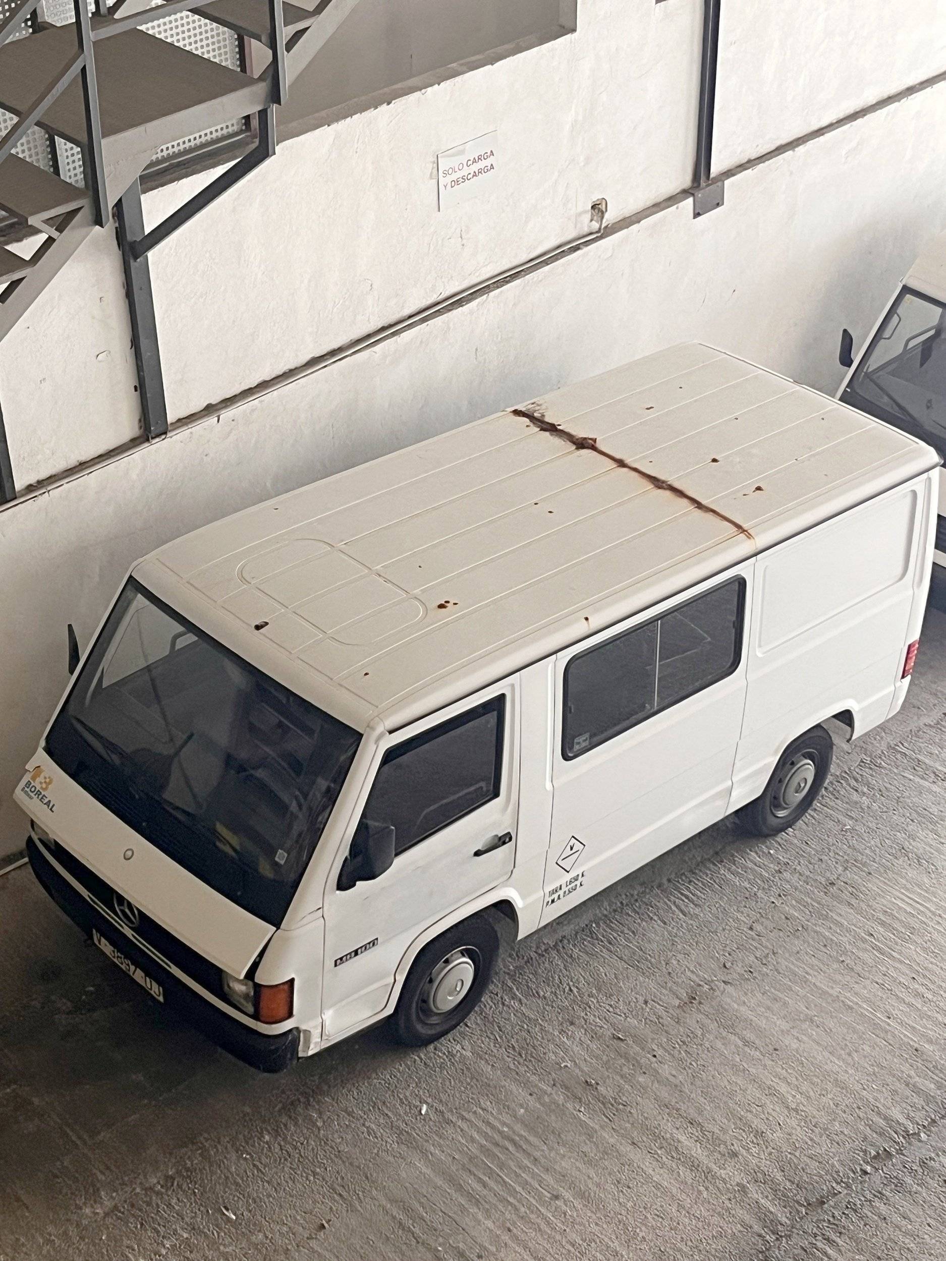 Rear view Mercedes mb100 - Yescapa