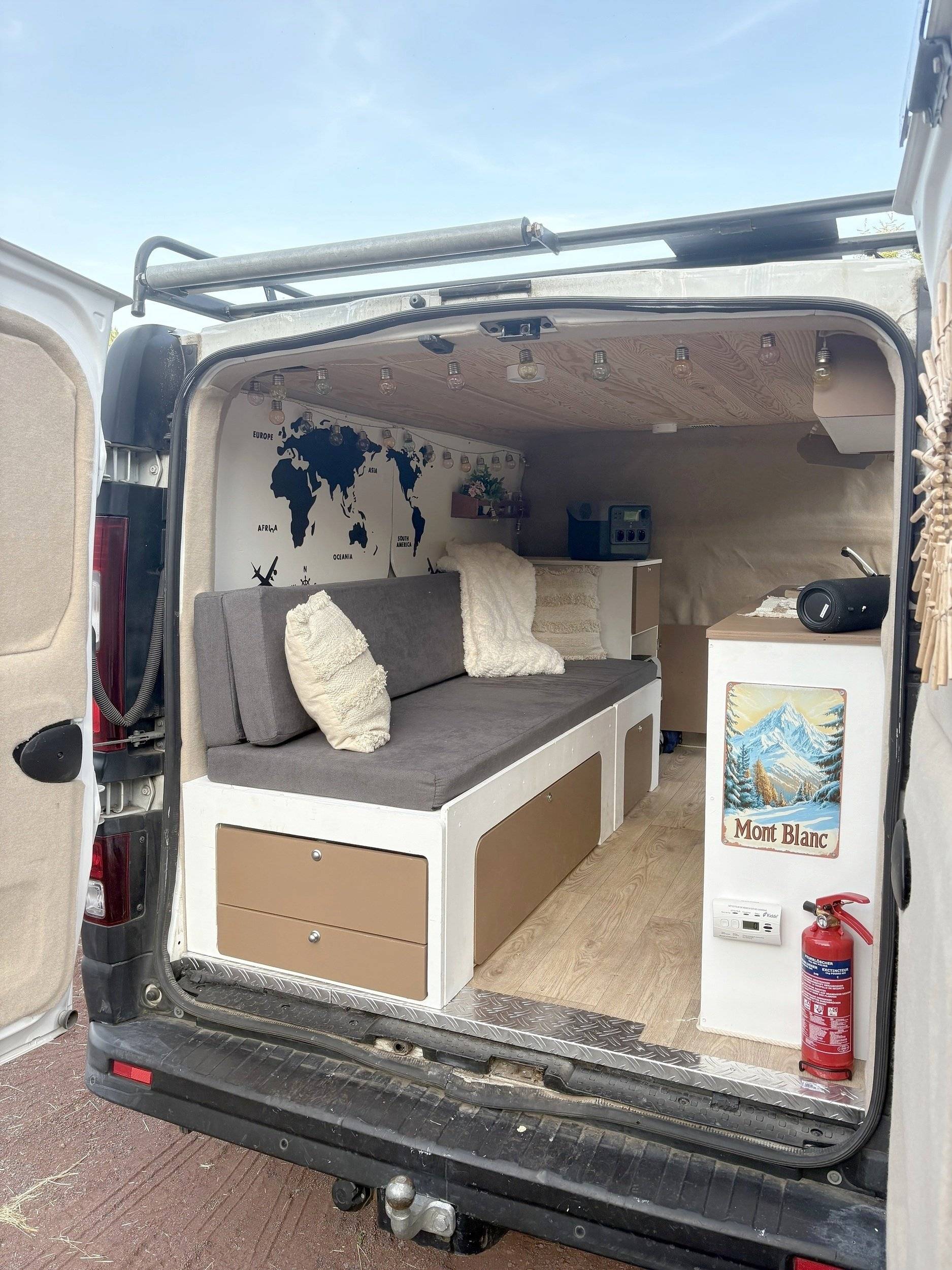 Dining Area Renault Renault Trafic - Yescapa