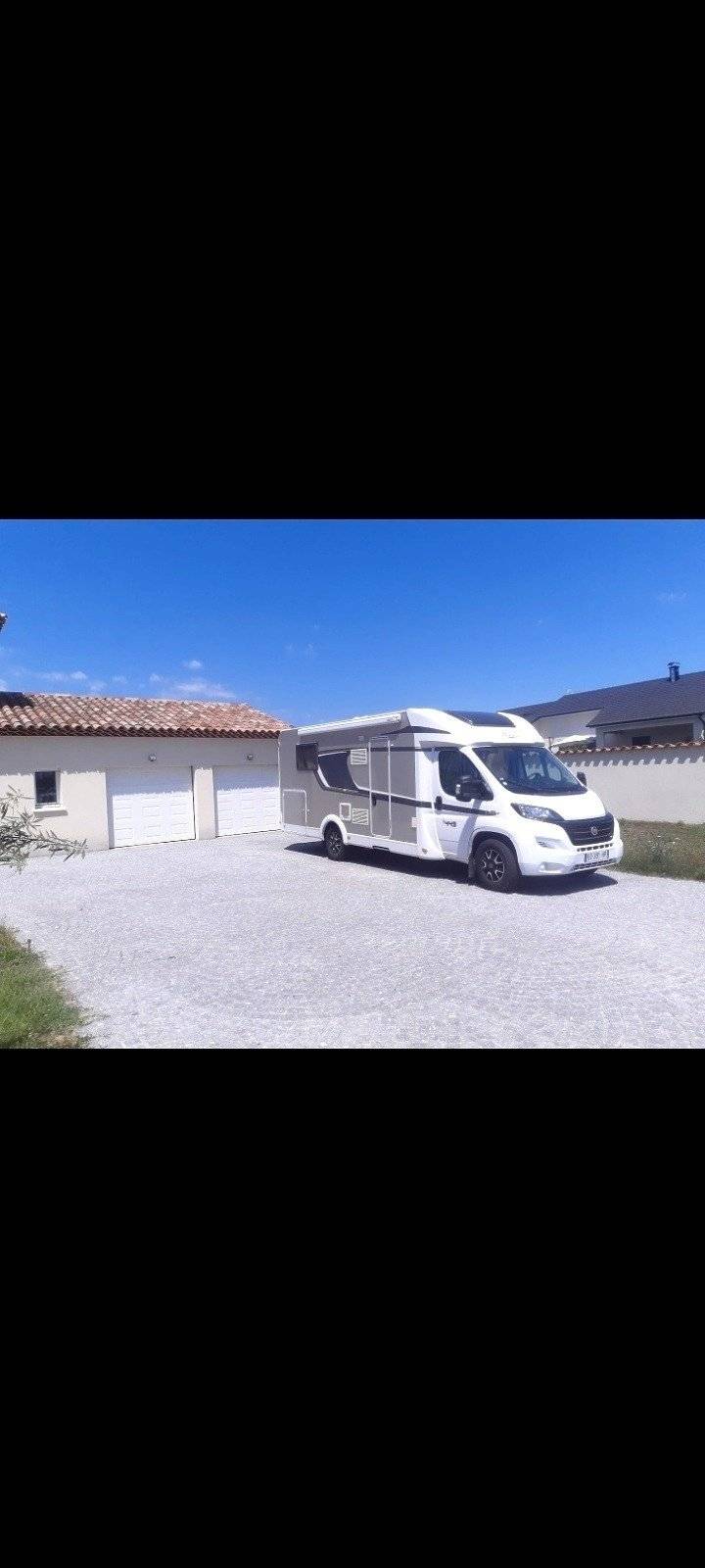 Vue avant de 3/4 Fiat - Yescapa