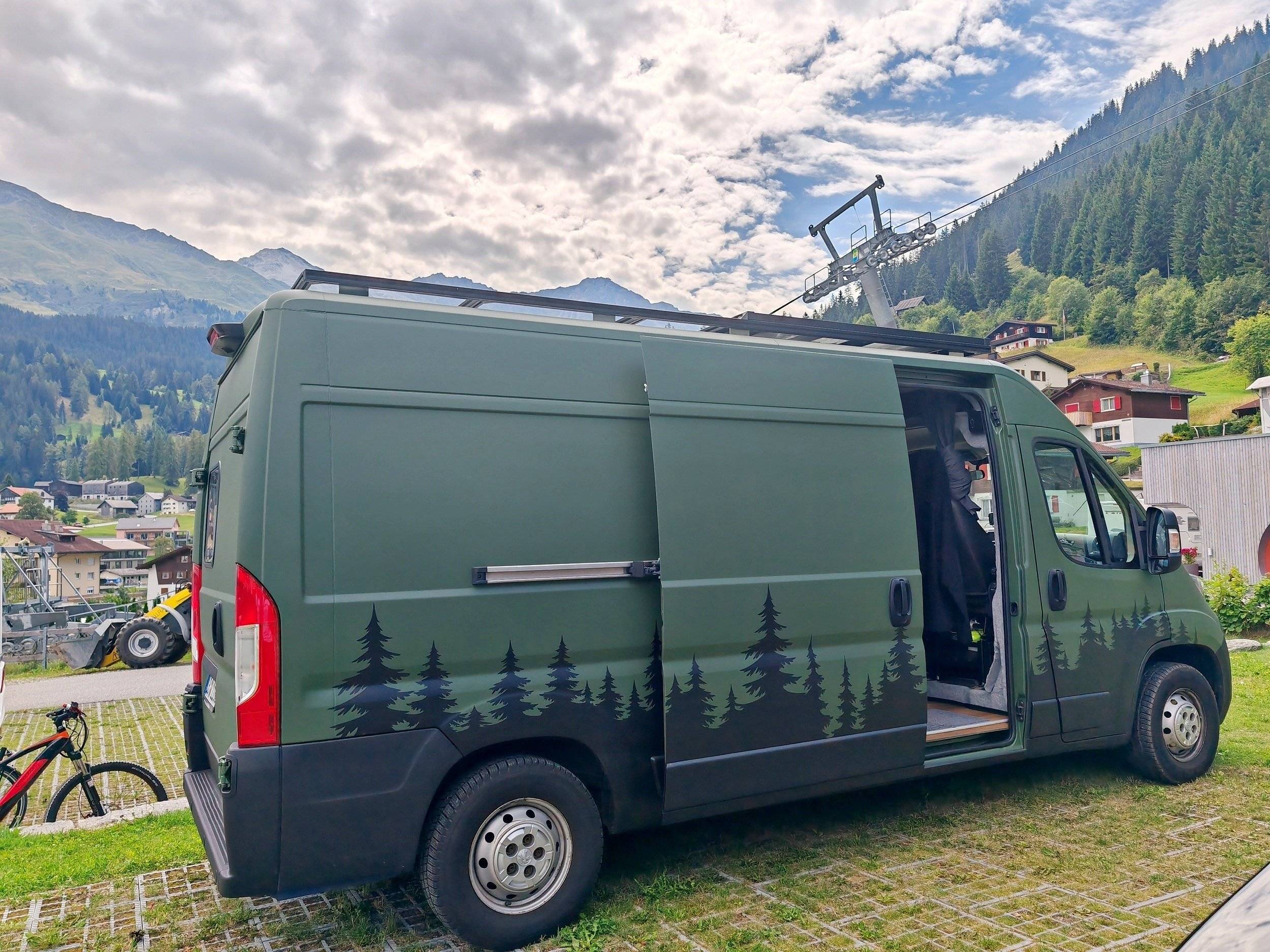 schräge Vorderansicht Peugeot Boxer 2,2 l hdi 130 ch - Yescapa