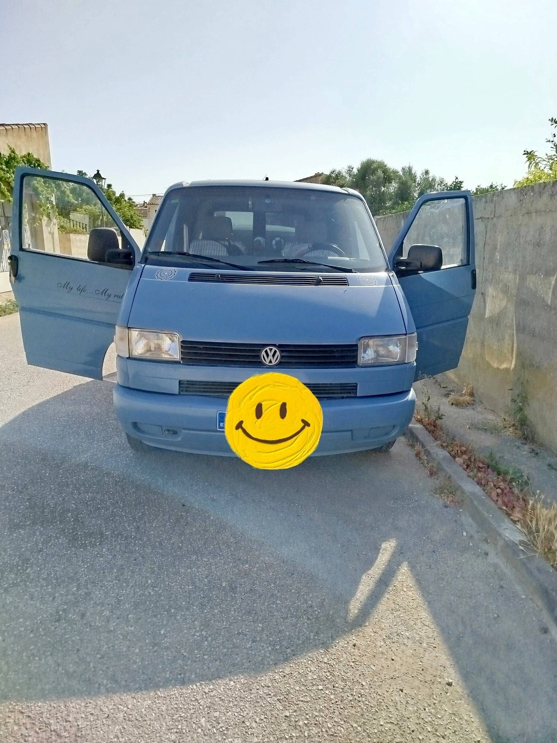 Vista de 3/4 Volkswagen Transporter 1.9 TDI - Yescapa