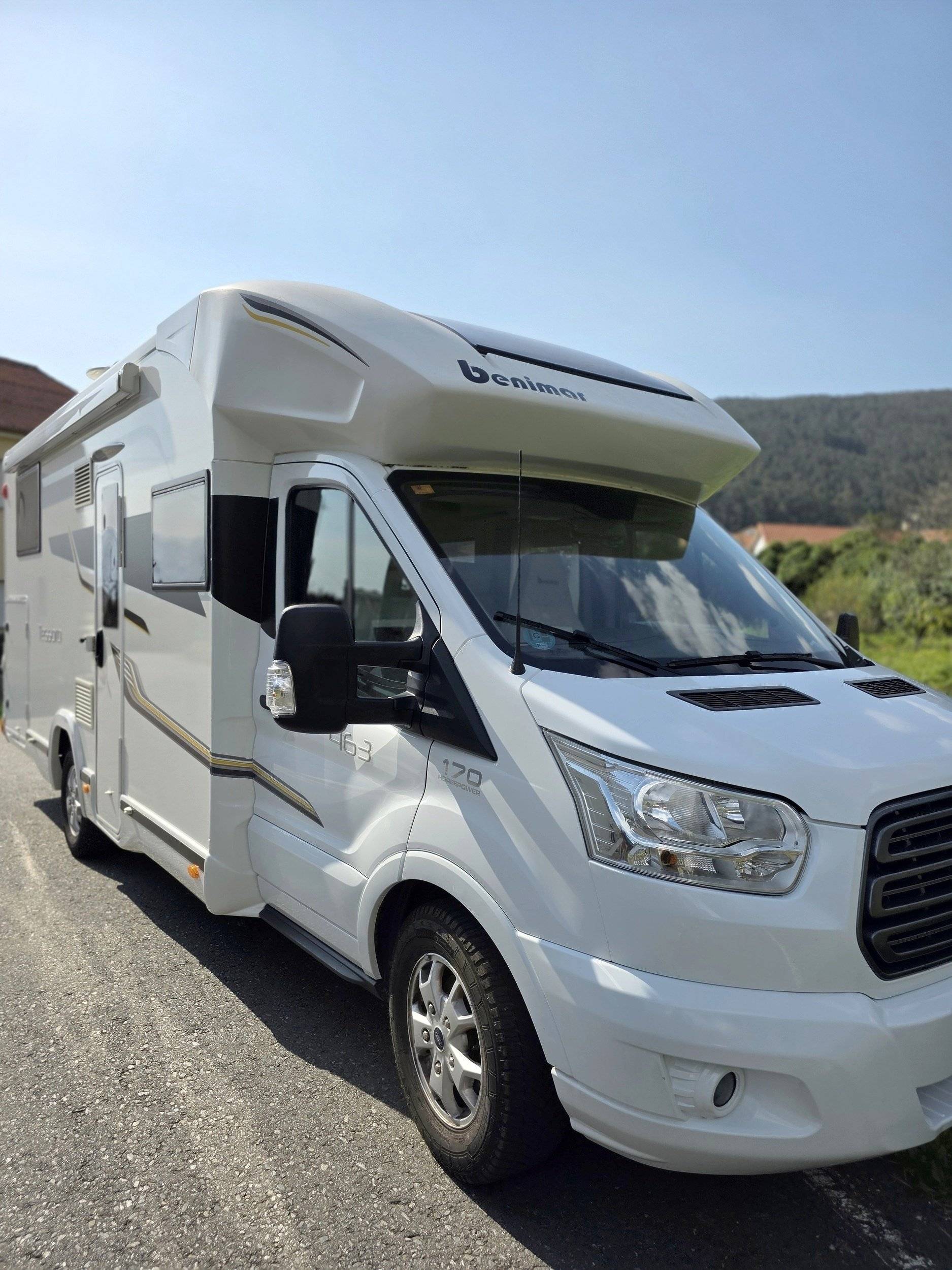 schräge Vorderansicht Ford Ford Transit 170 CV - Yescapa