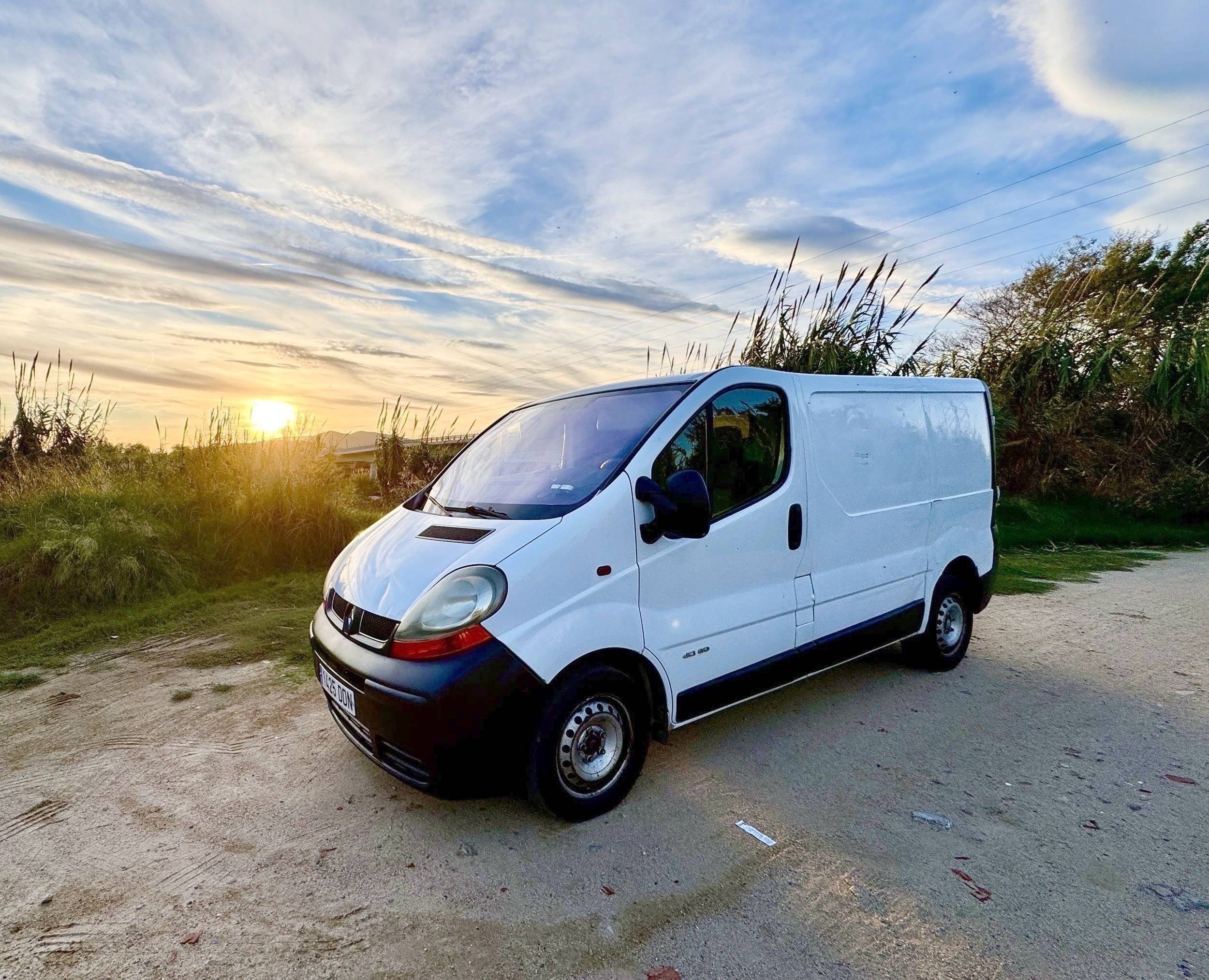 schräge Vorderansicht Renault Trafic 2,0 l 90 ch - Yescapa