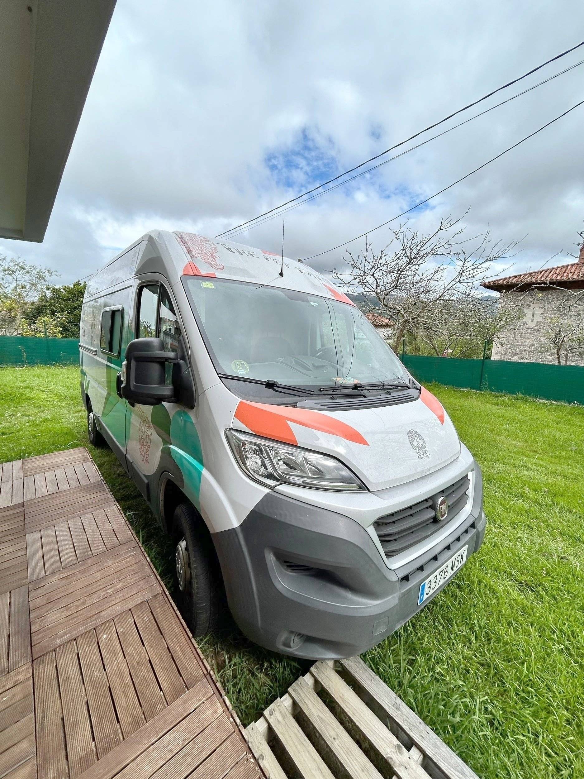 Vista del vehículo ángulo delantero Fiat Ducato 2,3 l Multijet 130 ch. - Yescapa