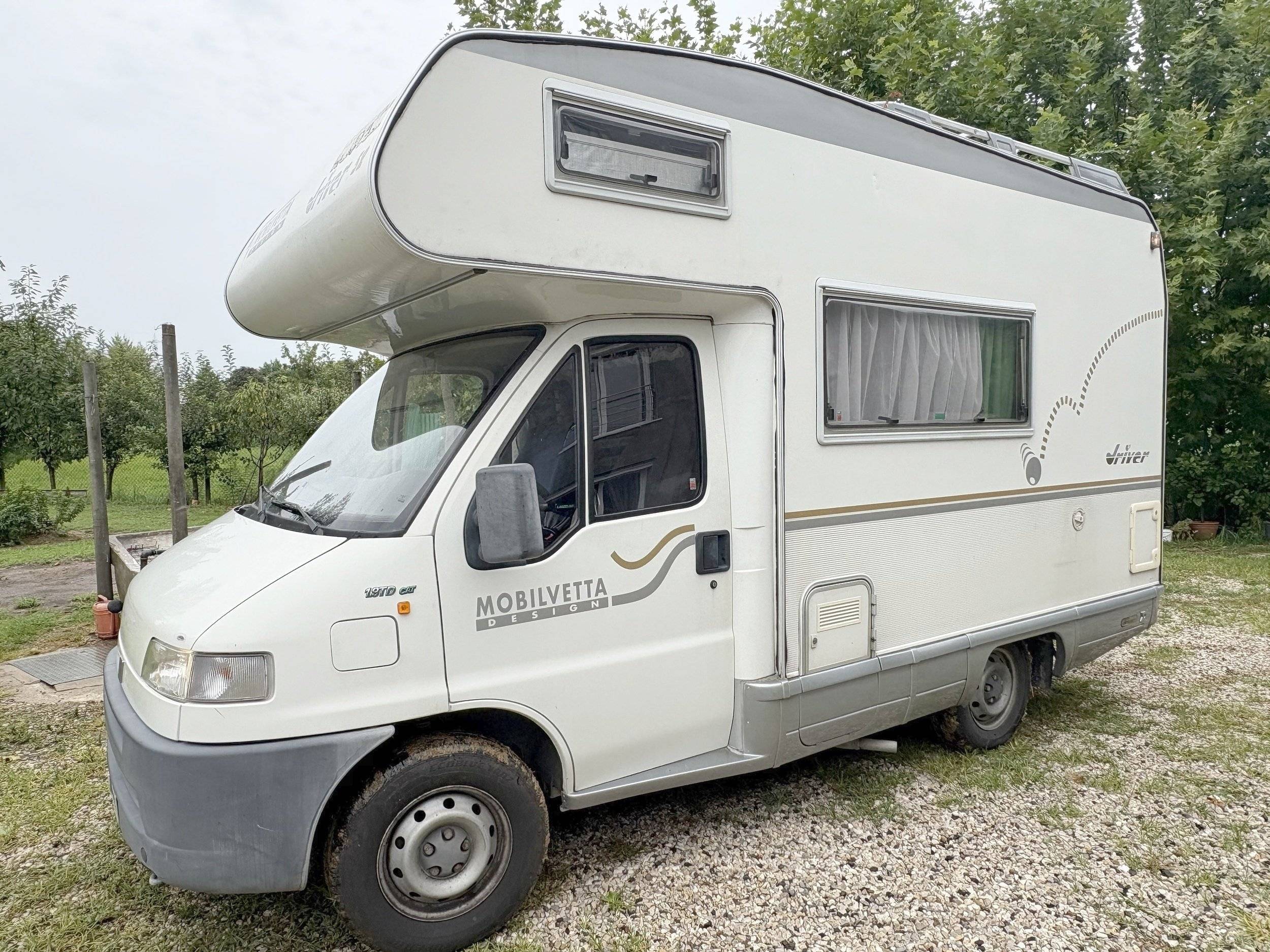 Vue avant de 3/4 Fiat DUCATO 1.9 TD - Yescapa