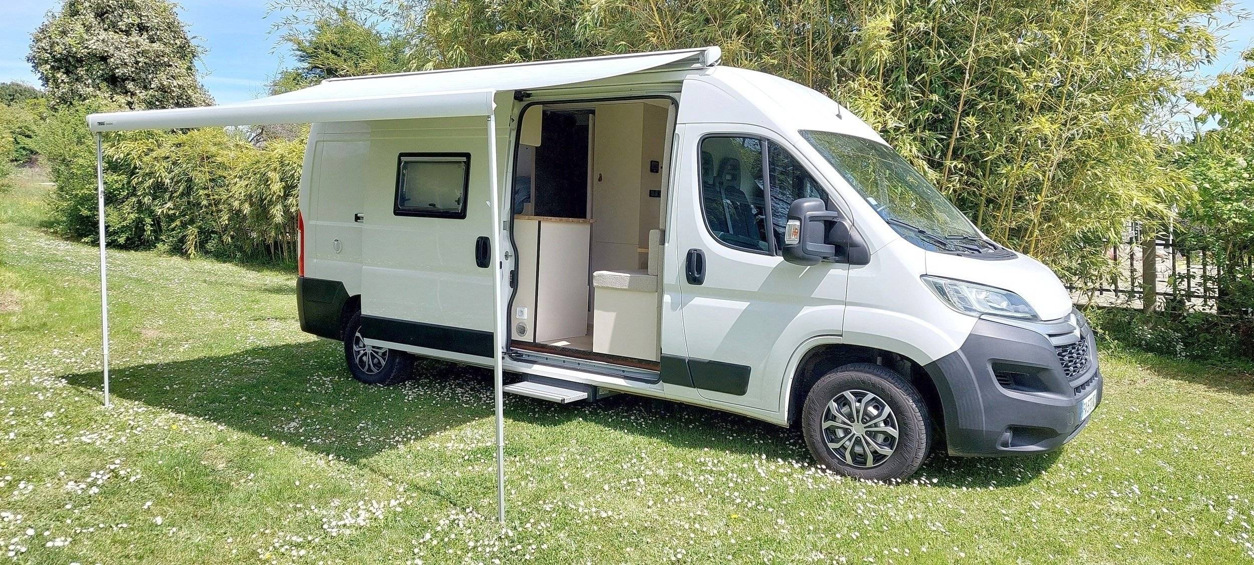 Vue avant de 3/4 Citroën Jumper - Yescapa