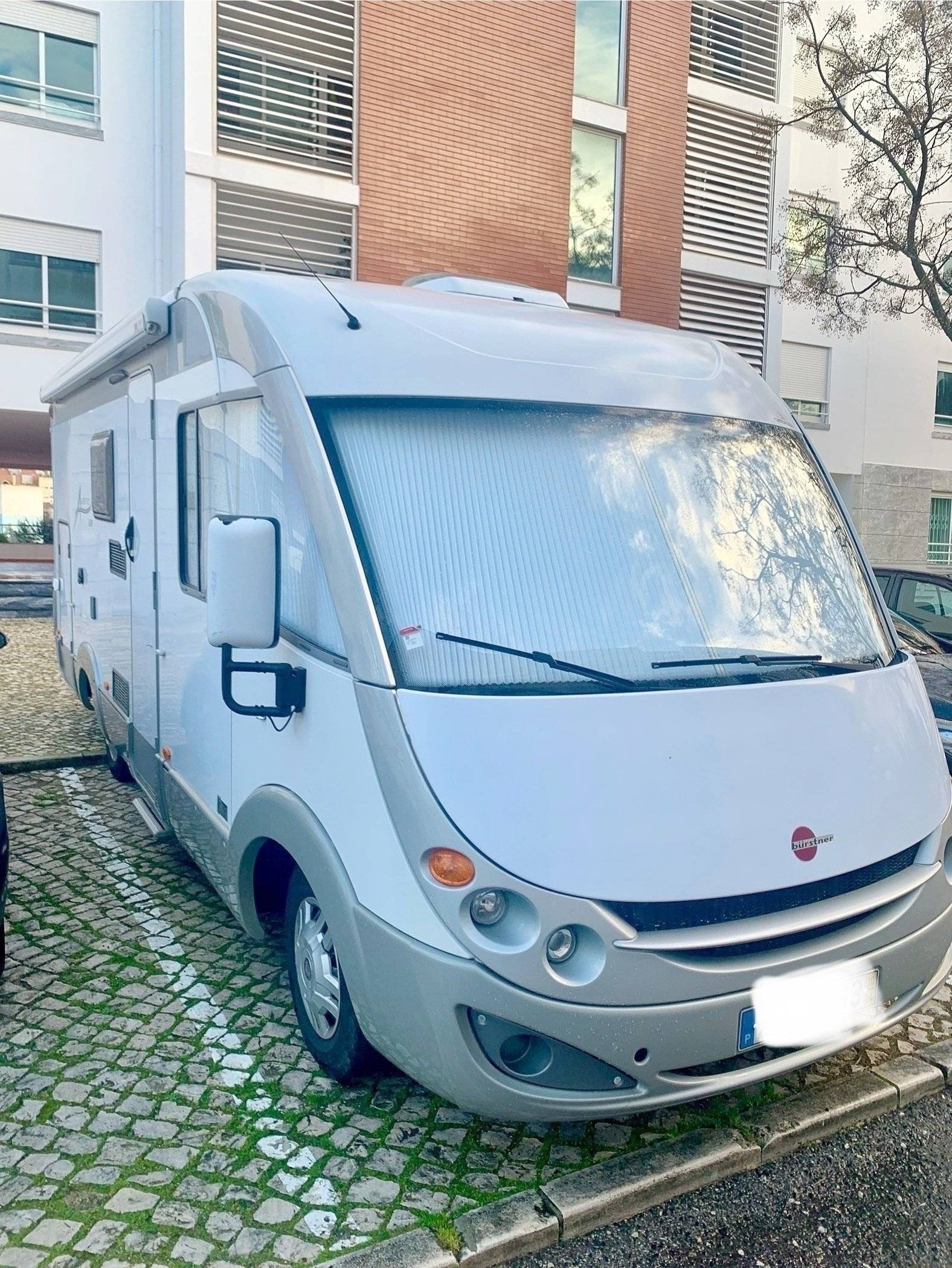 Vista frontale a ¾ Fiat - Yescapa