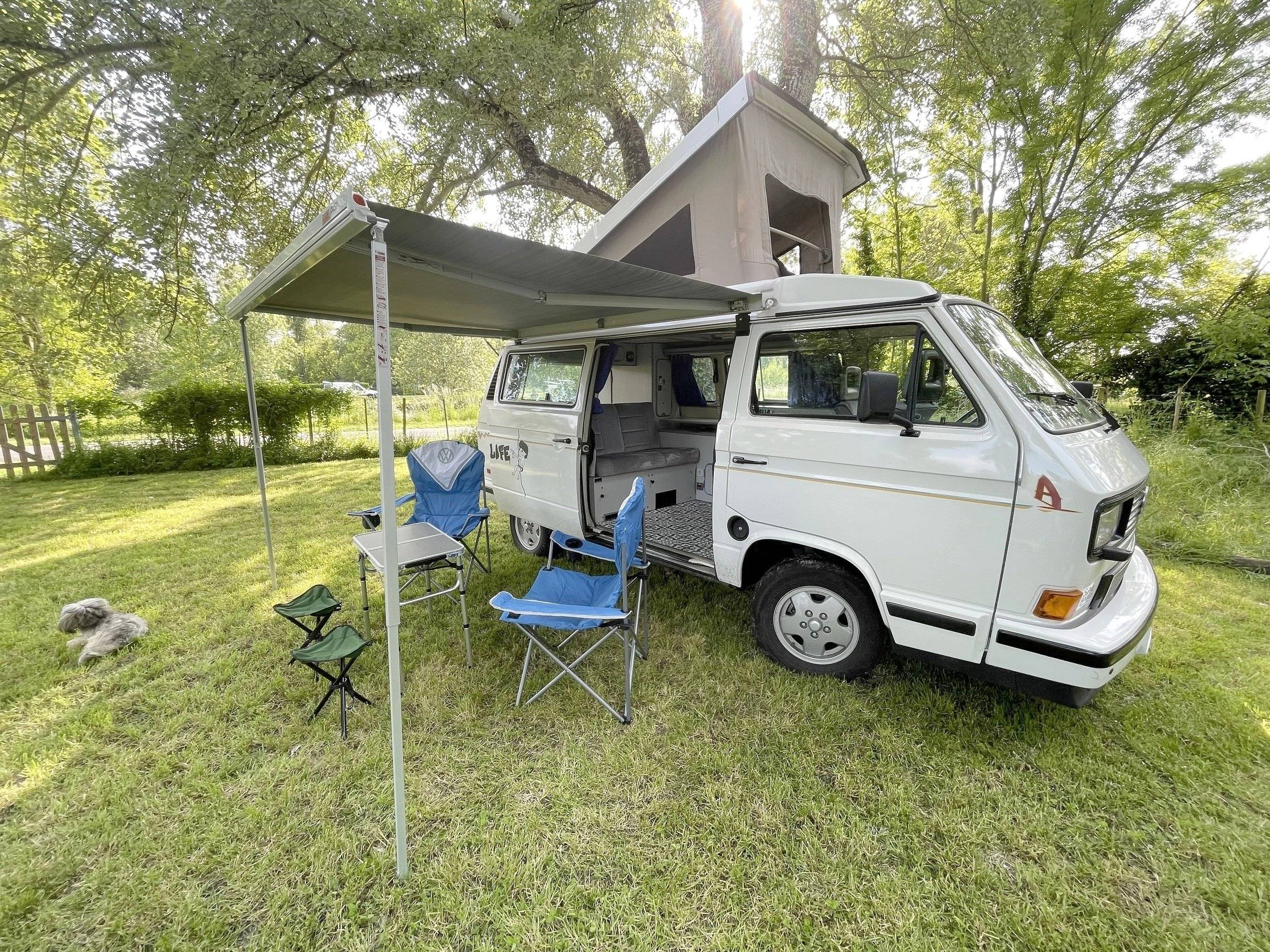 Vista frontale a ¾ Volkswagen VOLKSWAGEN T3 california - Yescapa