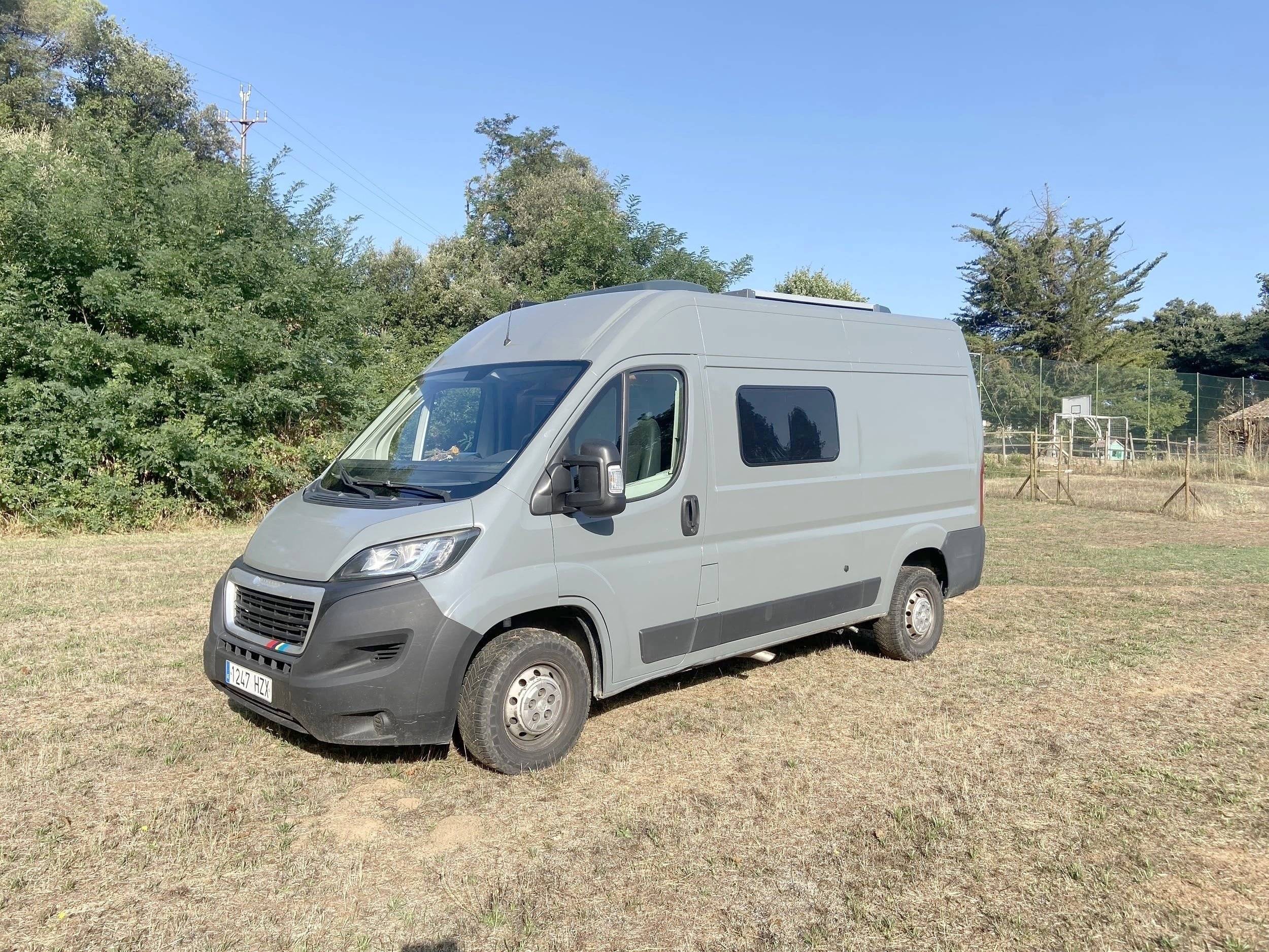Vista frontale a ¾ Peugeot Boxer 2,0 l 130 ch - Yescapa