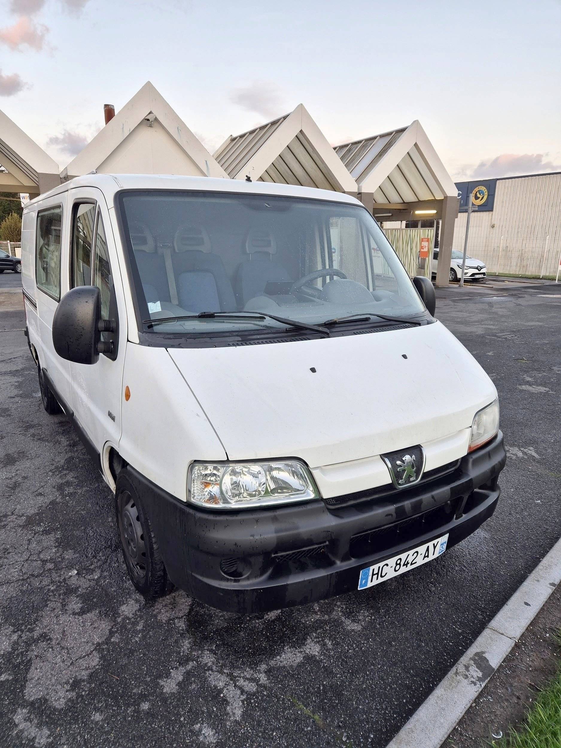 Vista frontale a ¾ Peugeot Boxer - Yescapa