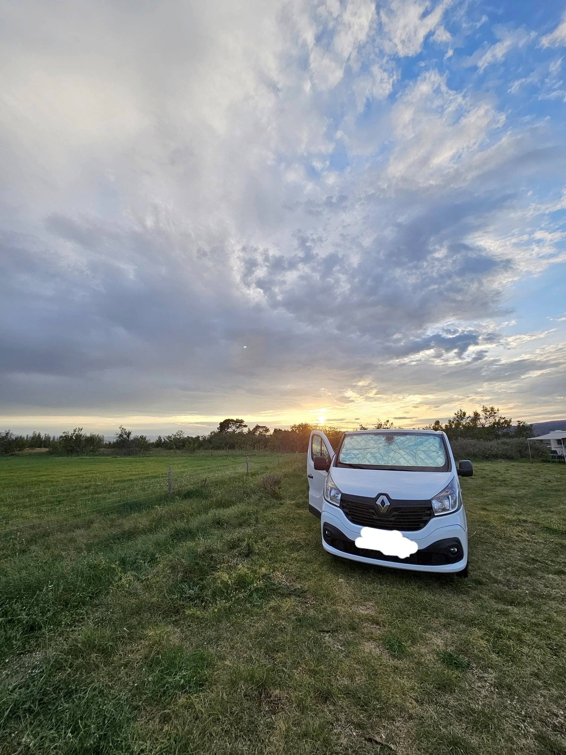Front view from 3/4 Renault Trafic 1,6 l 125 ch - Yescapa