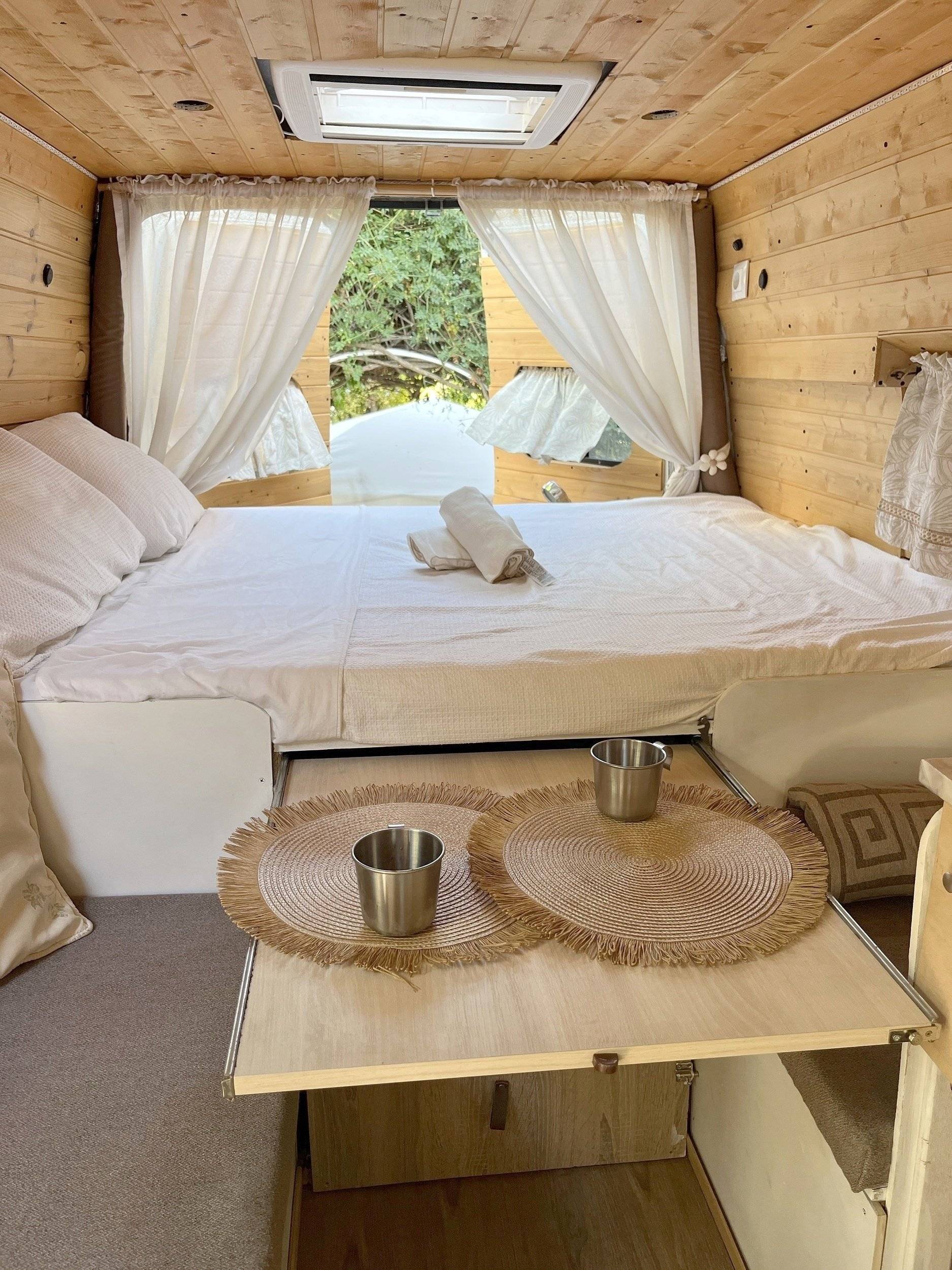 Dining Area Ford Transit 2,4 l TDCi 115 ch. - Yescapa