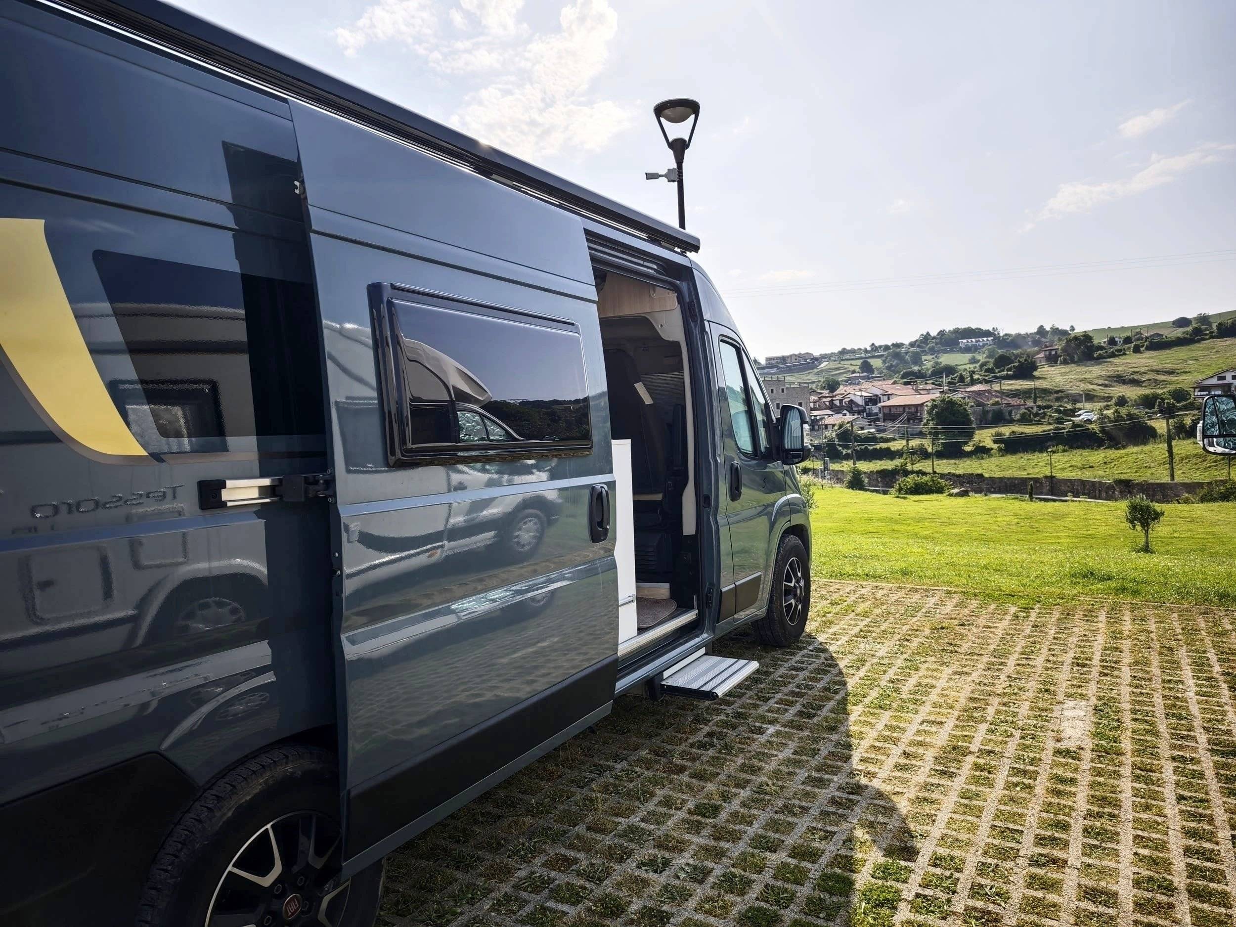 Vista del vehículo ángulo delantero Fiat Fiat Ducato 2.3 140 cv - Yescapa