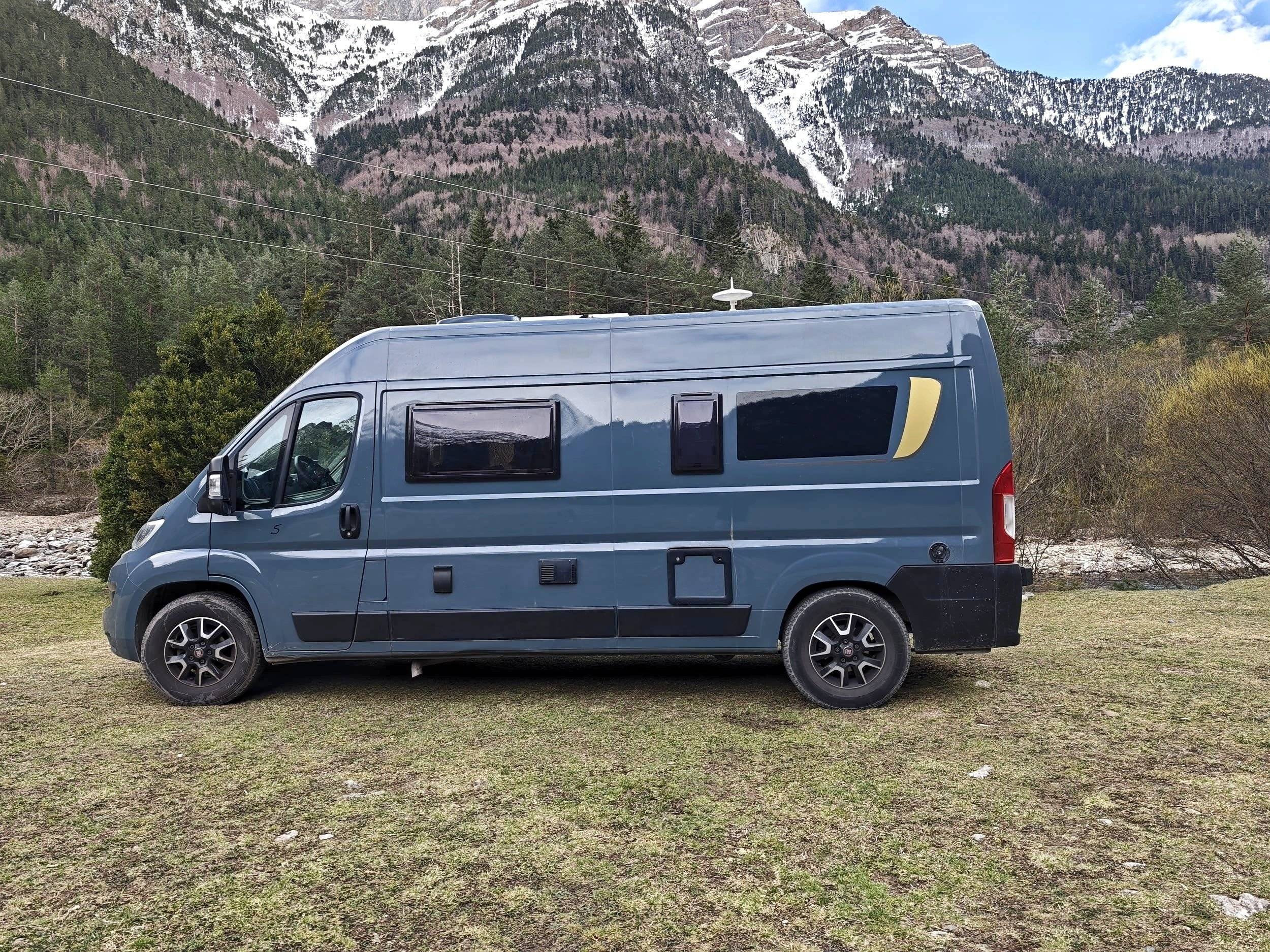 Vue avant de 3/4 Fiat Fiat Ducato 2.3 140 cv - Yescapa