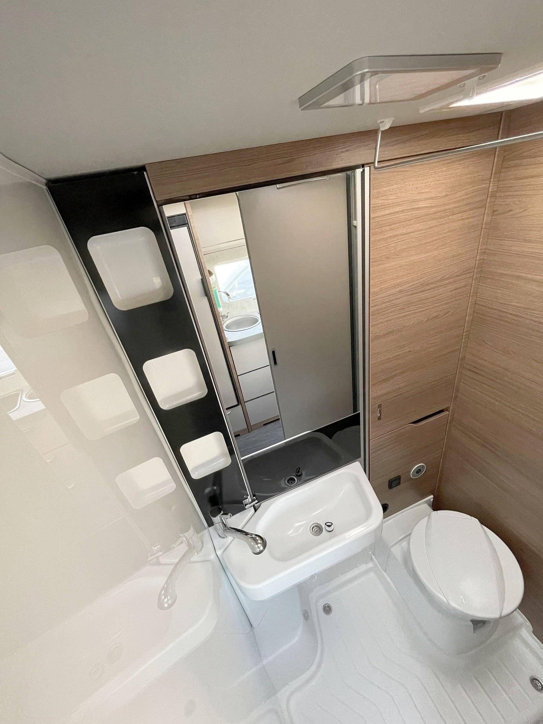 Teilintegriertes Wohnmobil