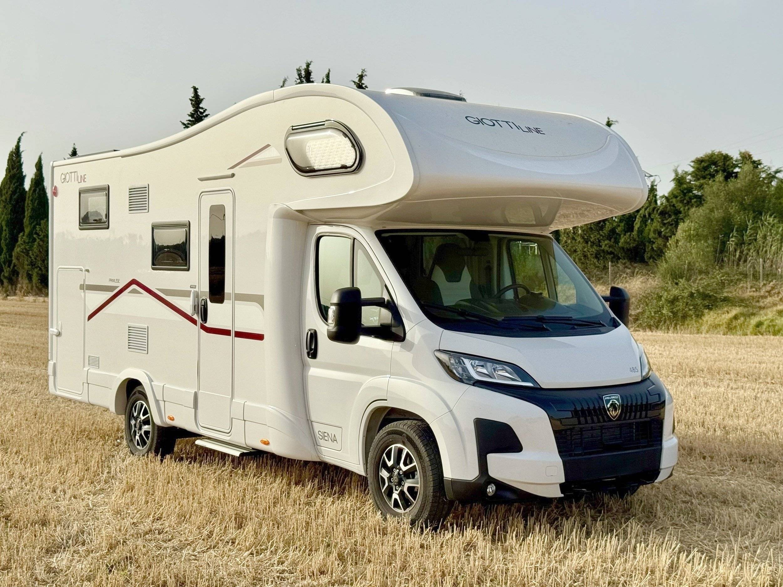 schräge Vorderansicht Peugeot Boxer 2.2 BlueHDi 140 CV - Yescapa