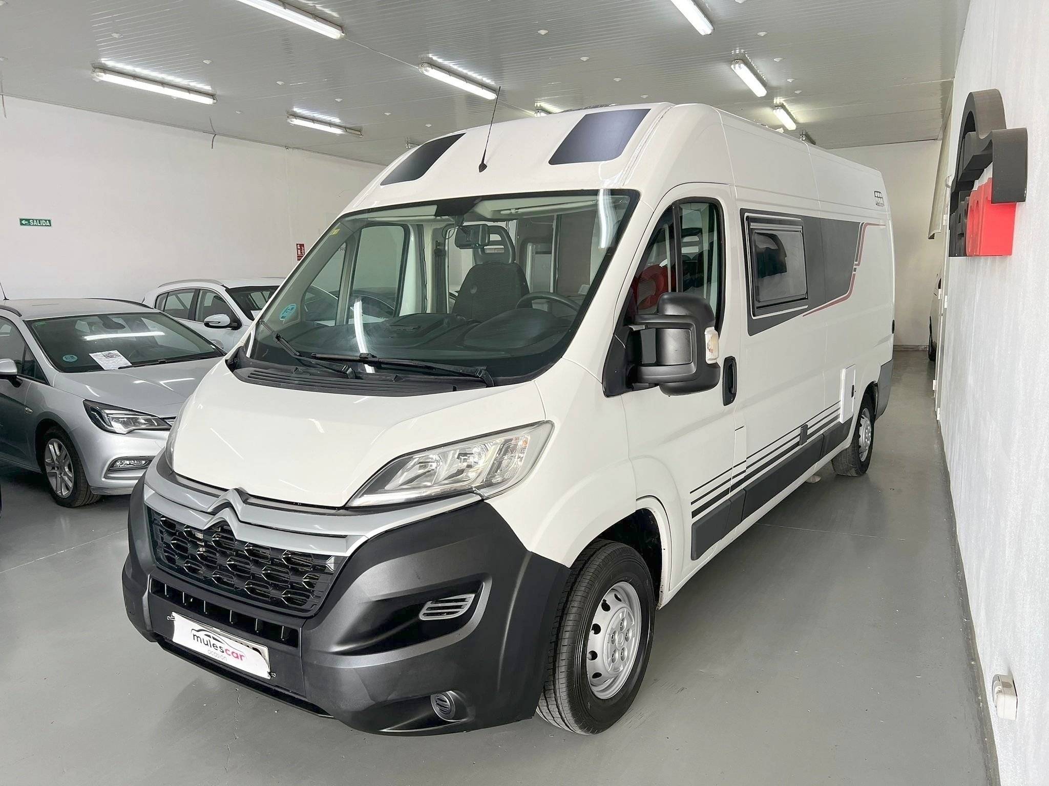 Vista del vehículo ángulo delantero Citroën Jumper 2,0 l 130 ch - Yescapa