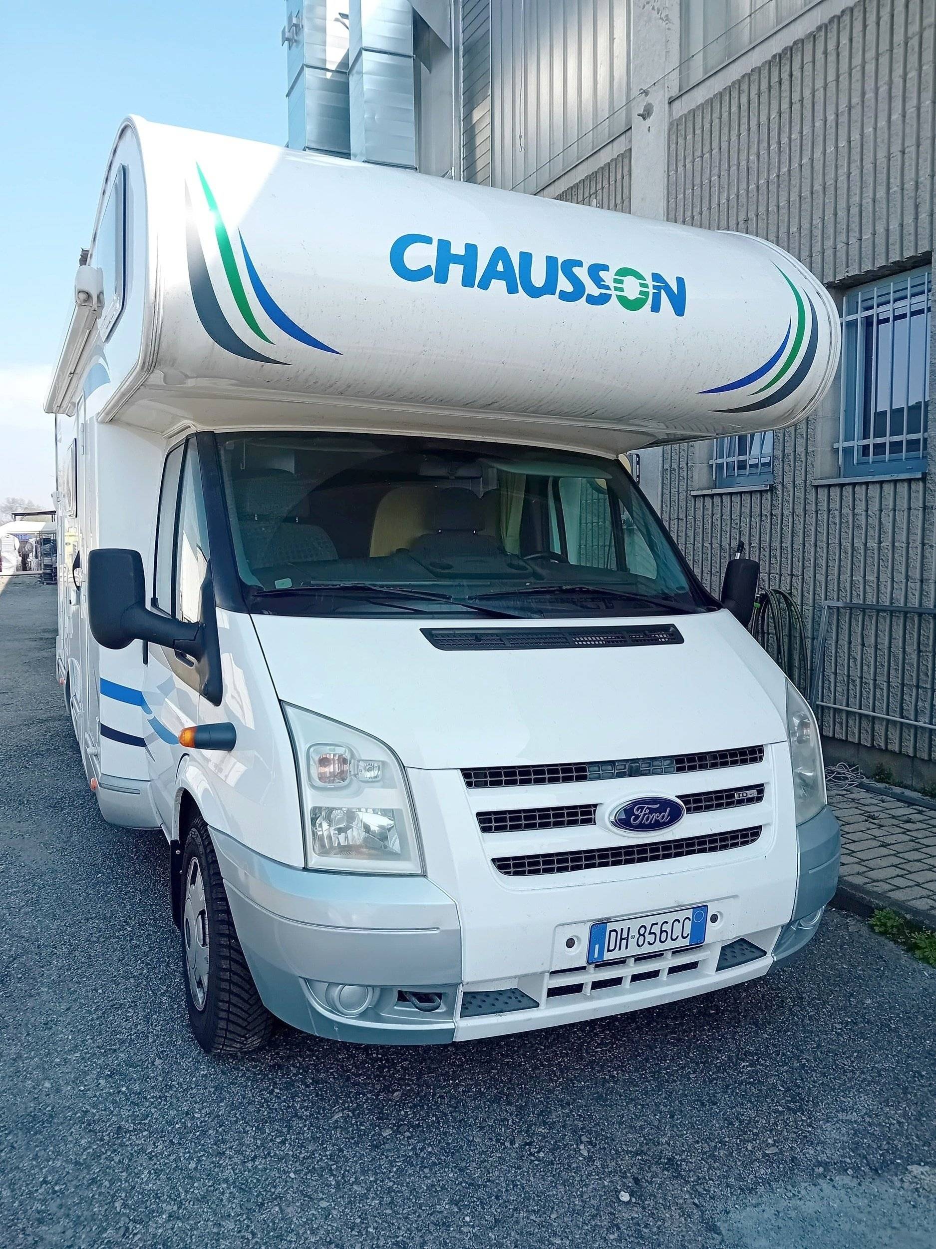 Front view from 3/4 Chausson - Yescapa