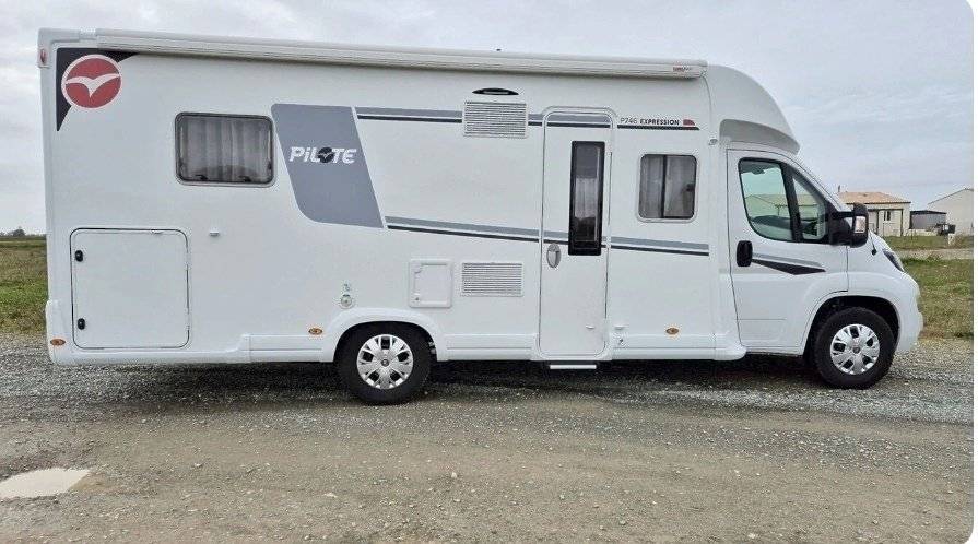 schräge Vorderansicht Fiat Fiat 130 cv - Yescapa