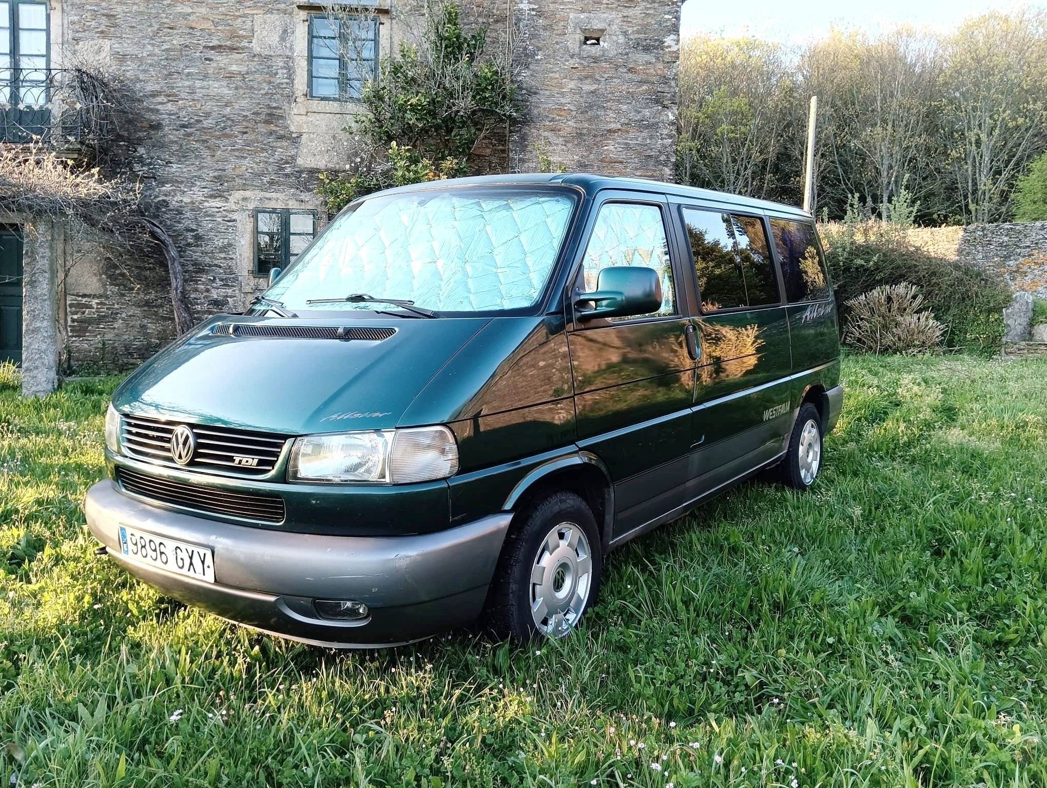 Vue avant de 3/4 Volkswagen T4 Multivan 2.5 TDI 102cv - Yescapa