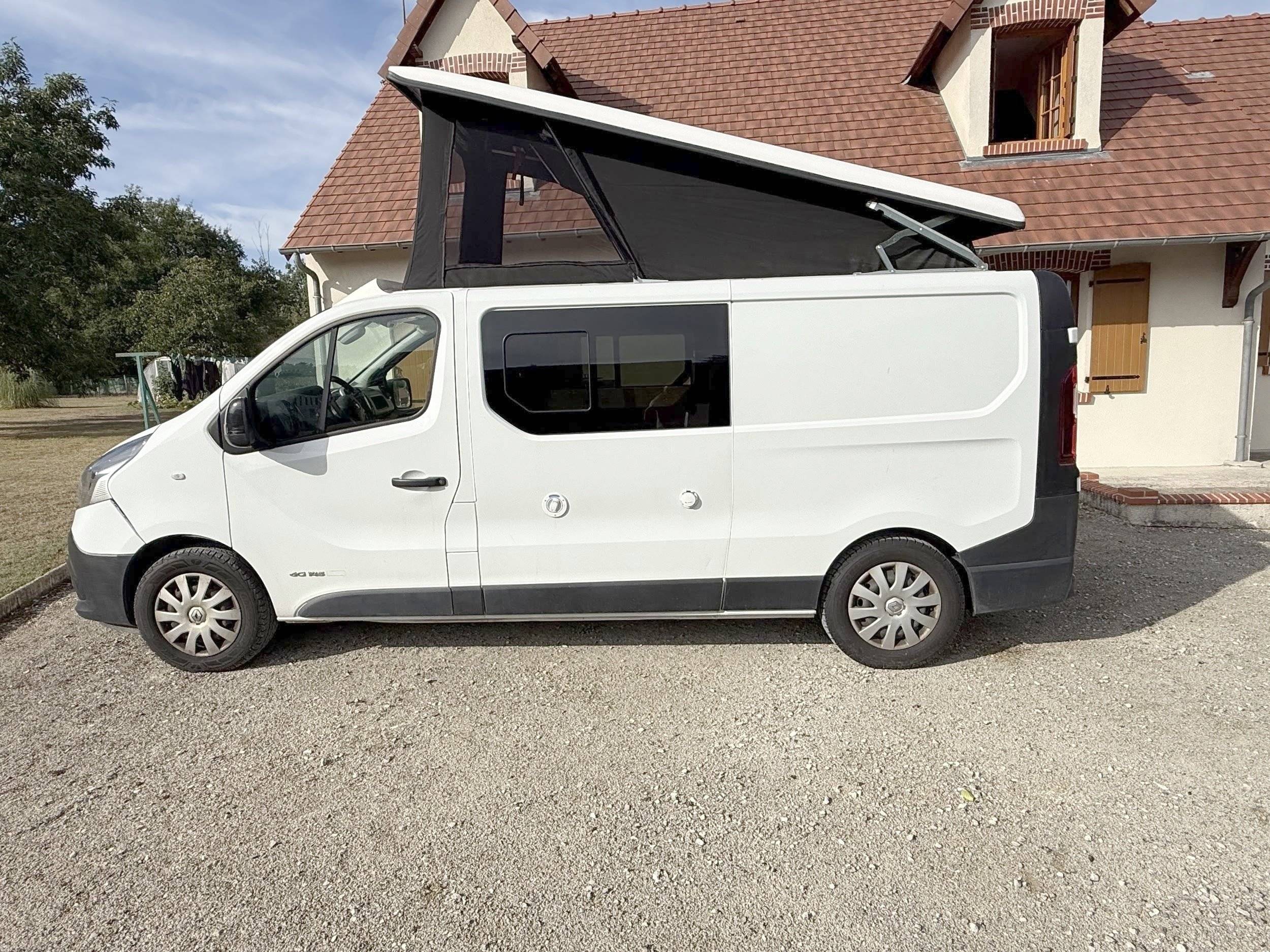 Vista de 3/4 Renault Trafic3 L2H1 1,6 l 120 ch - Yescapa