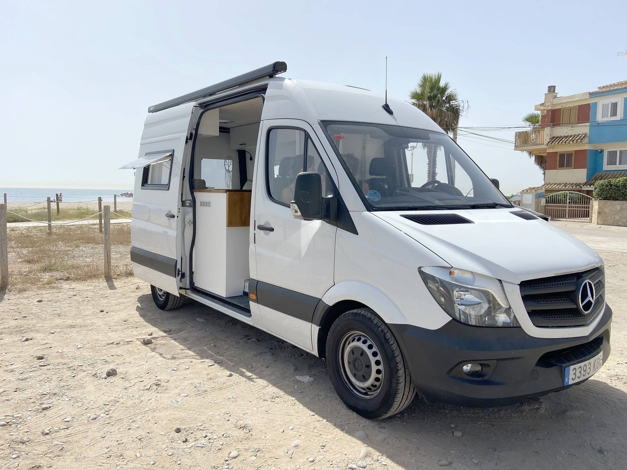 Front view from 3/4 Mercedes Sprinter 2,15 l 115 ch - Yescapa
