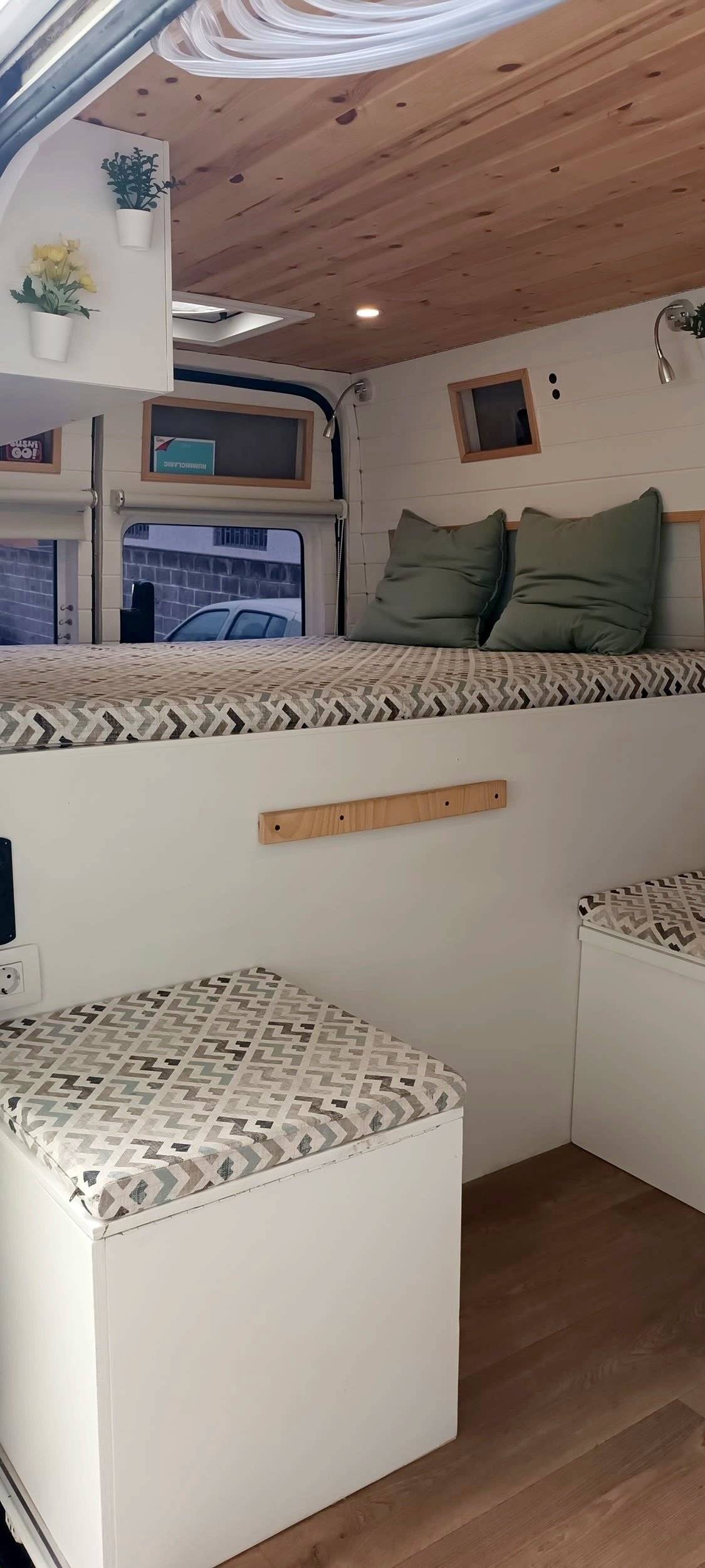 Dining Area Ford Transit 2,0 l 115 ch - Yescapa