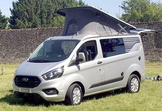 Vista frontale a ¾ Ford Custom 2,0 l 130 ch - Yescapa