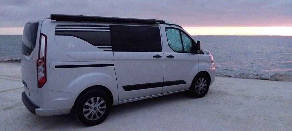 schräge Vorderansicht Ford Custom 2,0 l 130 ch - Yescapa