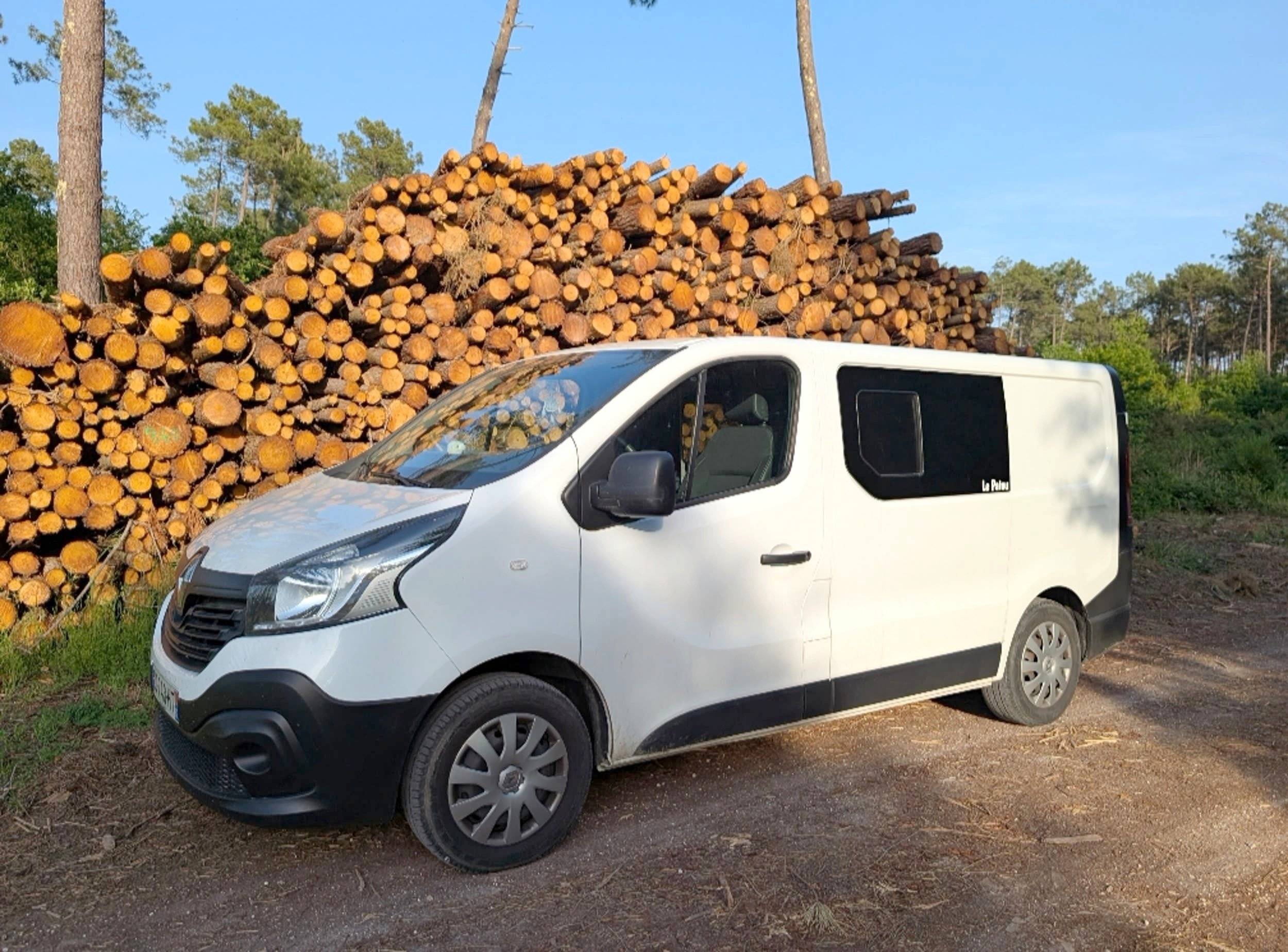 Vista de 3/4 Renault Trafic 1,5 l dci 90 ch - Yescapa