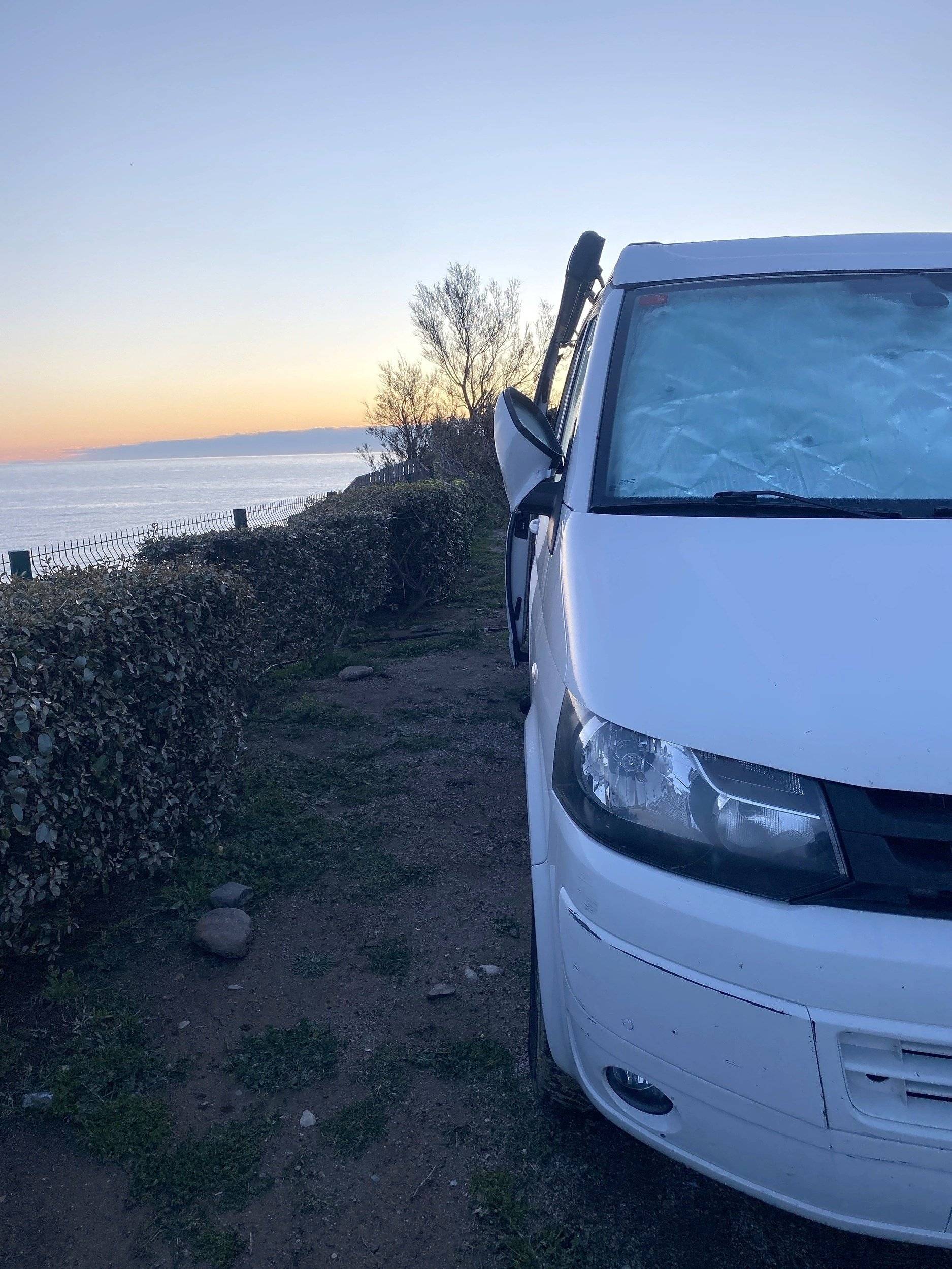 Front view from 3/4 Volkswagen T5 - Yescapa