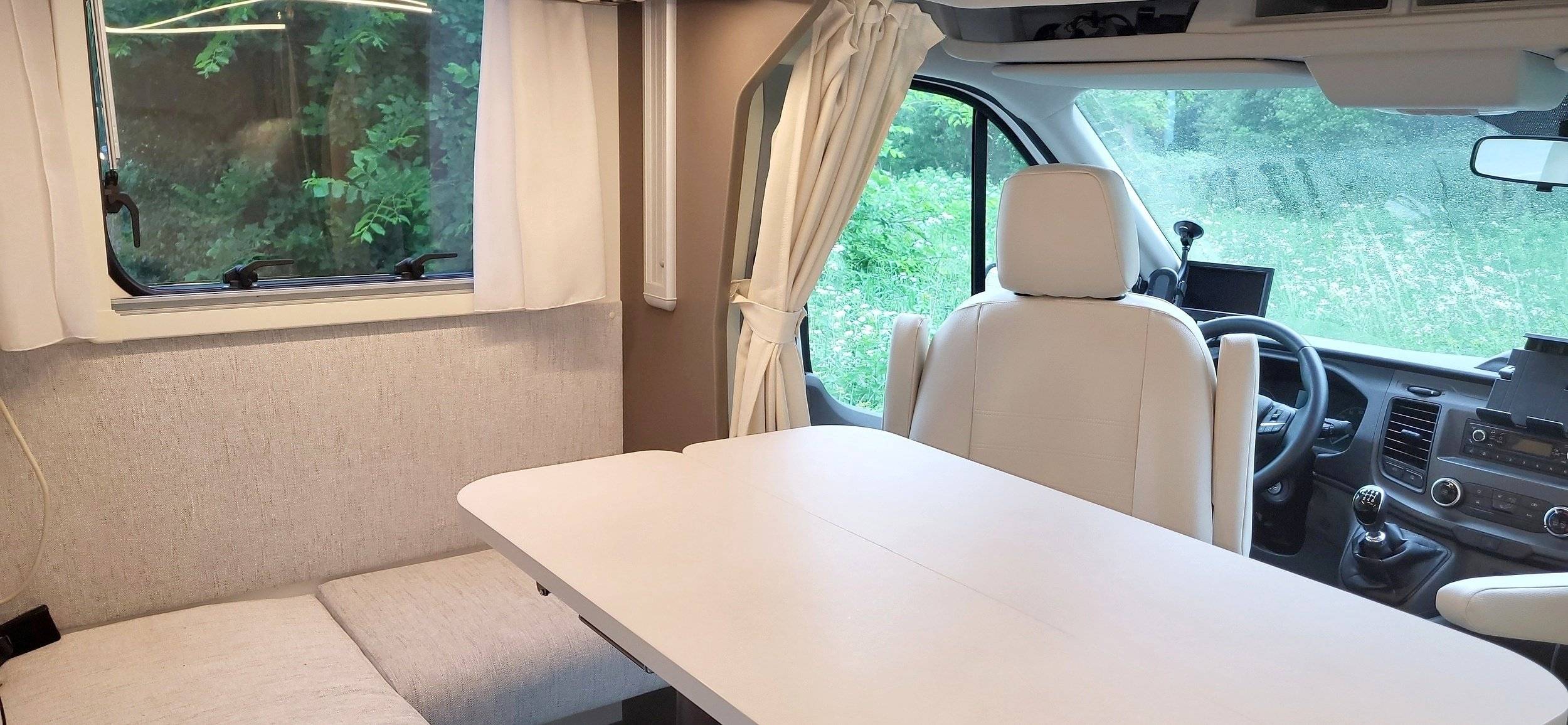 Dinette Ford Ford - Yescapa