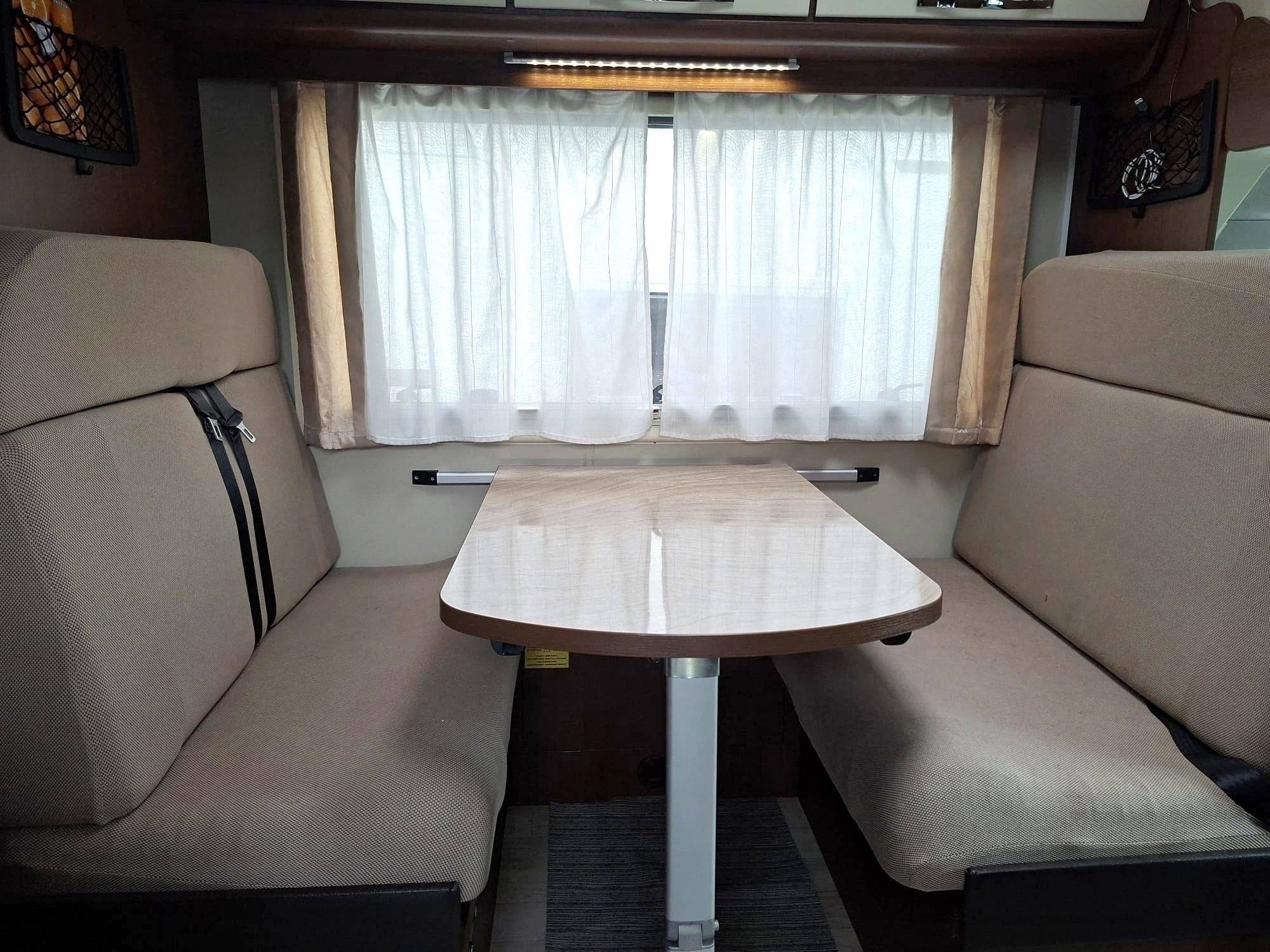 Área de jantar Fiat Ducato 2,3 l 130 ch - Yescapa