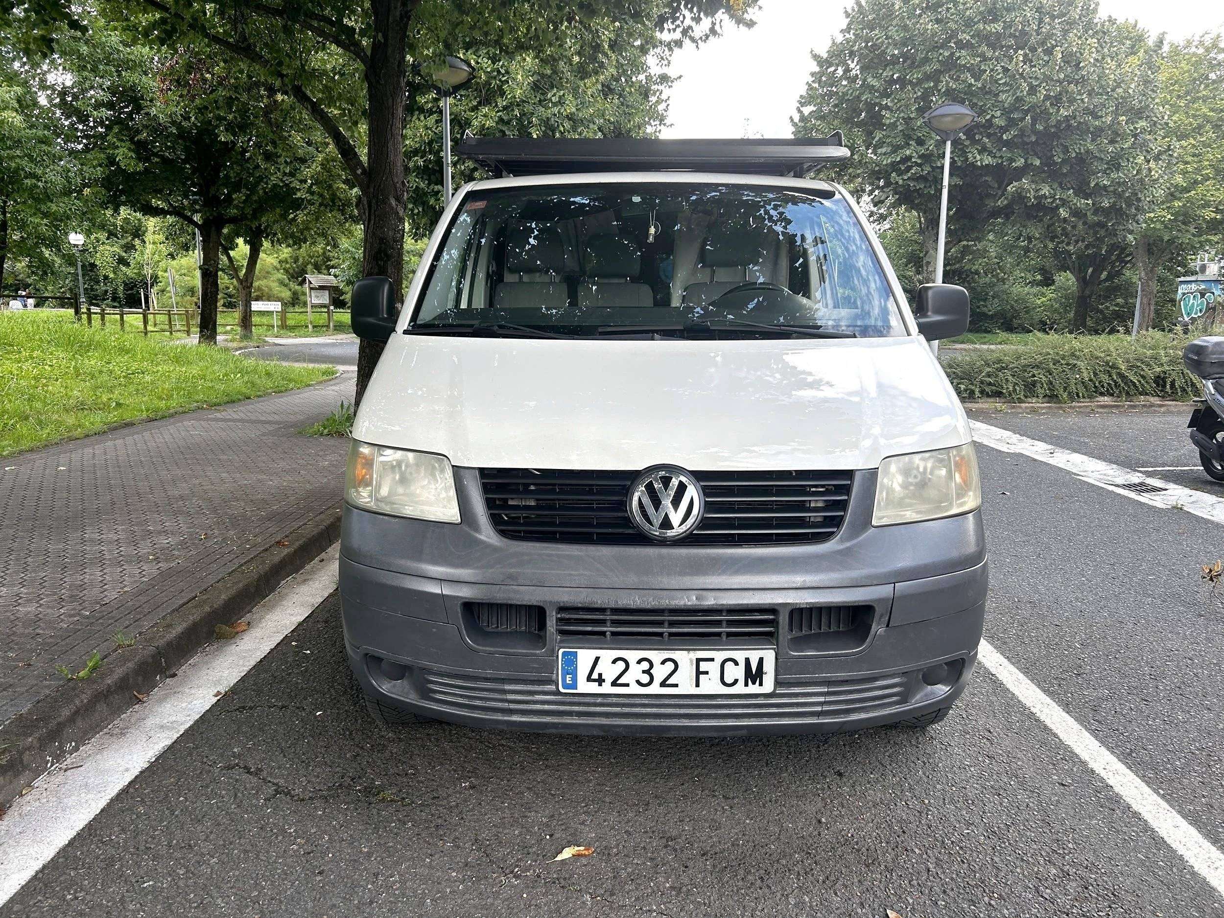 Front view from 3/4 Volkswagen 2,5 l 130 ch - Yescapa