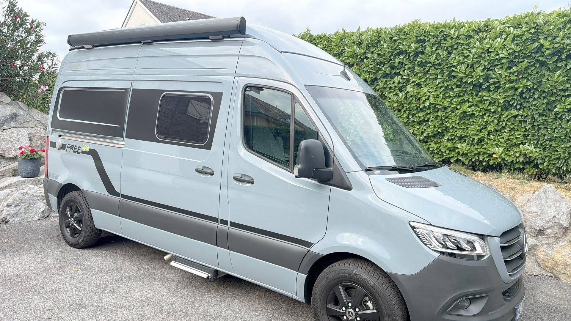 Vista del vehicle angle davanter Mercedes Sprinter 2,15 l 163 ch - Yescapa
