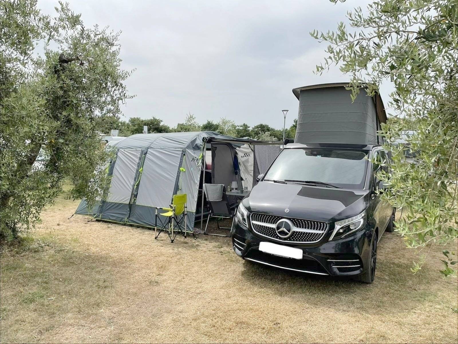 Vista de 3/4 Mercedes Marco Polo 300d 4Matic Edition AMG - Yescapa