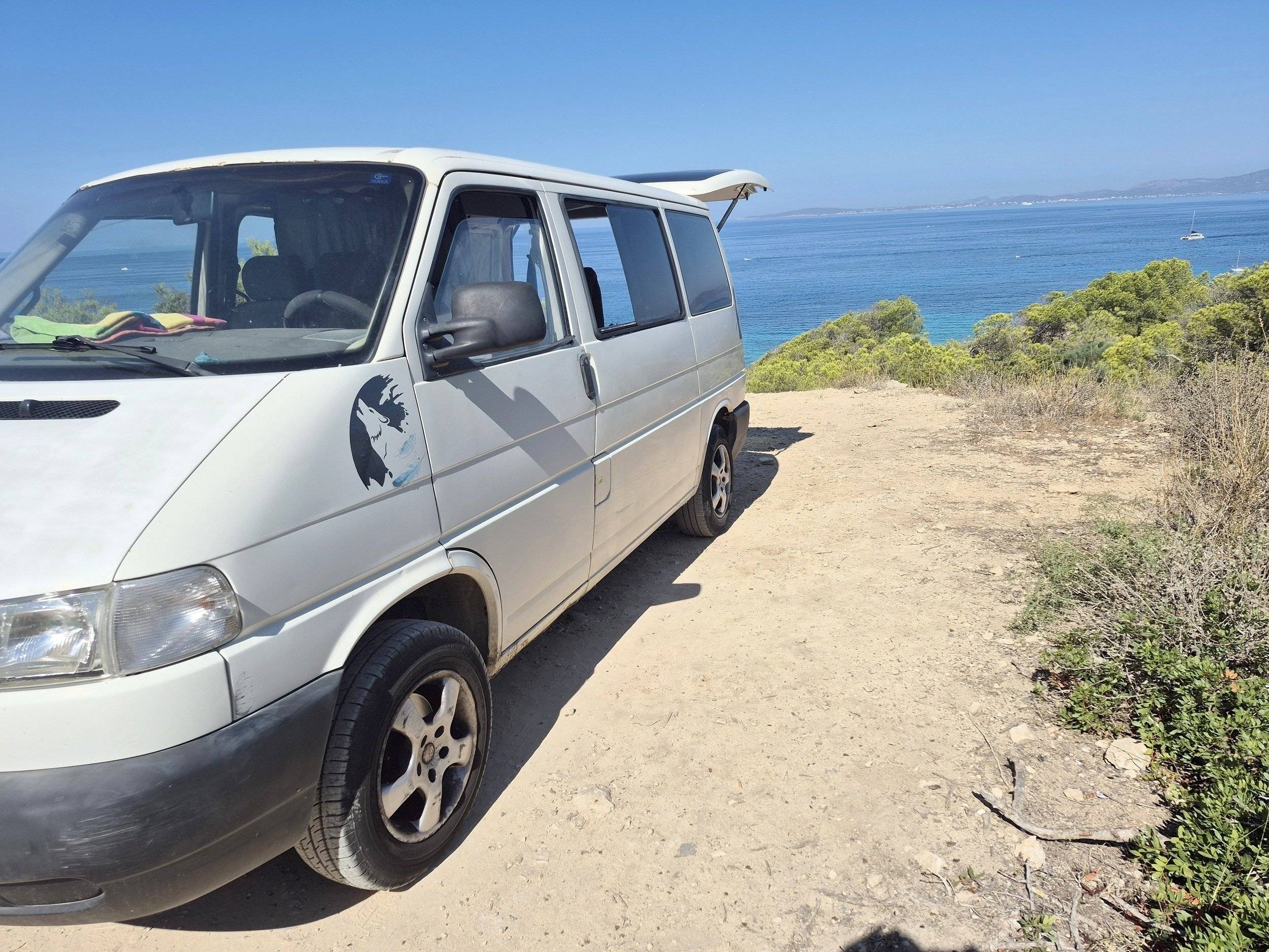 Front view from 3/4 Volkswagen - Yescapa